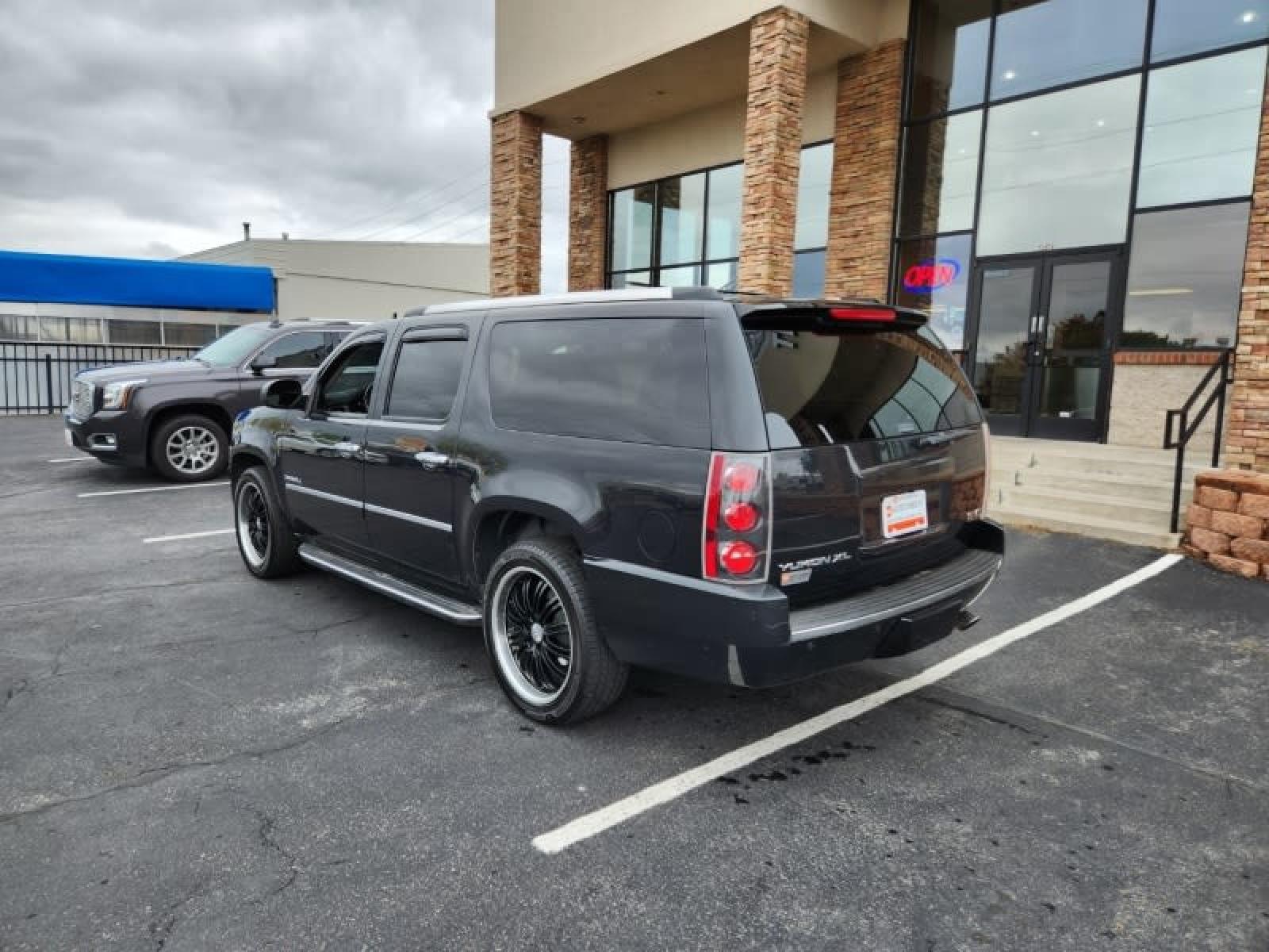 2012 GMC YUKON DENALI XL 4WD (1GKS2MEF5CR) with an 6.2L V8 OHV 16V engine, 6-Speed Automatic transmission, located at 8595 Washington St., Thornton, CO, 80229, (303) 287-5511, 39.852348, -104.978447 - Are you in the market for a pre-owned vehicle in Thornton, CO? Look no further than D1 Auto Credit - Thornton, a trusted used car dealer serving Denver County, Jefferson County, Adams County, and the surrounding areas. At D1 Auto Credit, we specialize in providing bad credit auto loans for quality u - Photo #7