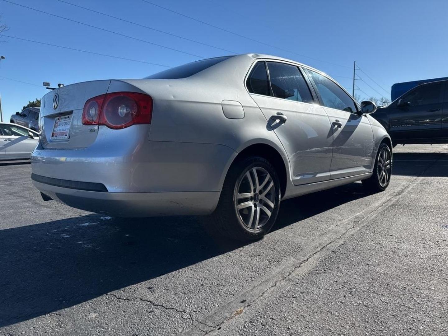 2005 Platinum Gray /Gray Volkswagen Jetta 2.5 (3VWSF71K95M) with an 2.5L I5 SMPI DOHC engine, Manual transmission, located at 10890 W. Colfax Ave., Lakewood, CO, 80215, (303) 274-7692, 39.739914, -105.120132 - 2005 Volkswagen Jetta FWD MANUAL TRANSMISSION. This car has ben inspected and runs like a top. Newer clutch, new tires, everything works as it should. Non turbo engine.<br><br> Leather, Heated Seats, 2.5L I5 SMPI DOHC, 5-Speed Manual, Gray w/Leather Seating Surfaces, Power Tilt and Slide Glass Sun - Photo#5