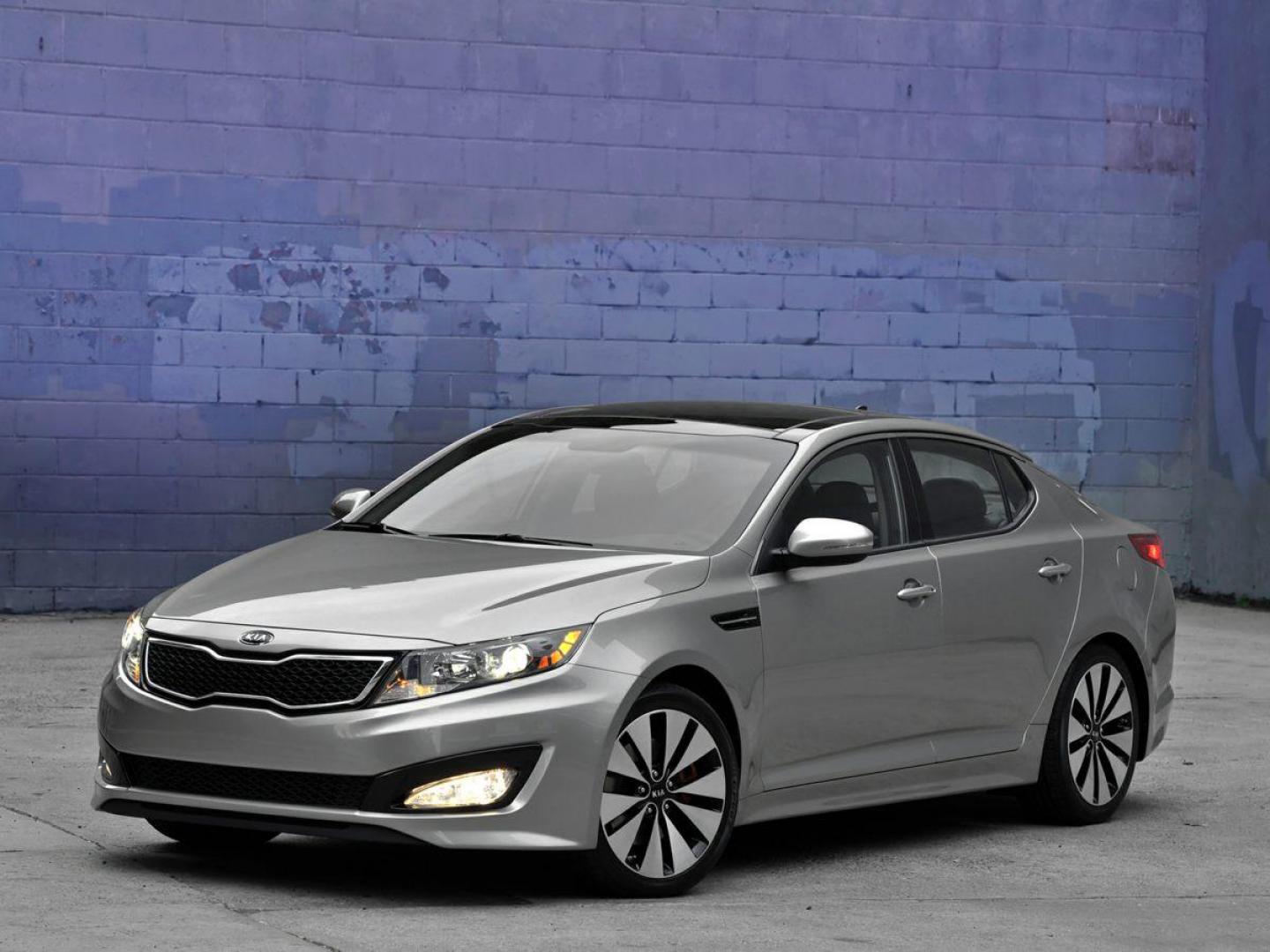 2013 Bright Silver Metallic /Gray Kia Optima LX (5XXGM4A7XDG) with an 2.4L I4 DGI DOHC engine, Automatic transmission, located at 10890 W. Colfax Ave., Lakewood, CO, 80215, (303) 274-7692, 39.739914, -105.120132 - 2013 Kia Optima FWD Gray Cloth.<br><br>D1 Auto NEVER charges dealer fees! All cars have clean titles and have been inspected for mechanical issues. We have financing for everyone. Good credit, bad credit, first time buyers.<br><br>Please call Lakewood Location 303-274-7692 or Thornton 303-287-5511 t - Photo#0