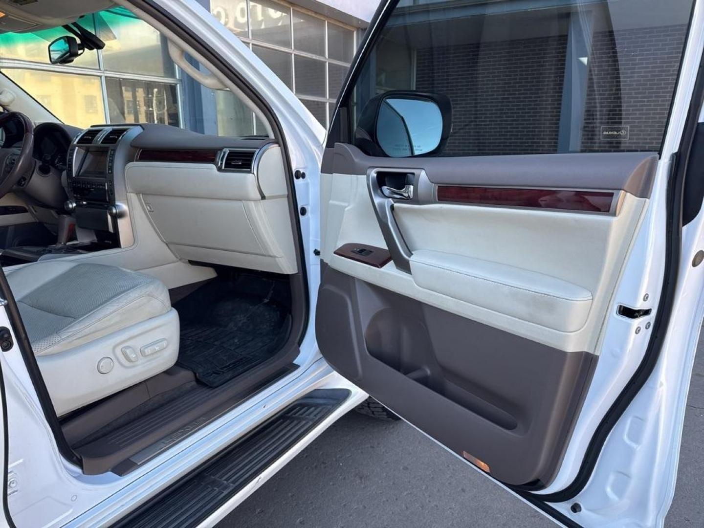 2010 White Lexus GX 460 (JTJBM7FX7A5) with an 4.6L V8 DOHC Dual VVT-i 32V engine, Automatic transmission, located at 10890 W. Colfax Ave., Lakewood, CO, 80215, (303) 274-7692, 39.739914, -105.120132 - 2010 Lexus GX 4WD<br><br>D1 Auto NEVER charges dealer fees! All cars have clean titles and have been inspected for mechanical issues. We have financing for everyone. Good credit, bad credit, first time buyers.<br><br>Please call Lakewood Location 303-274-7692 or Thornton 303-287-5511 to schedule a t - Photo#23