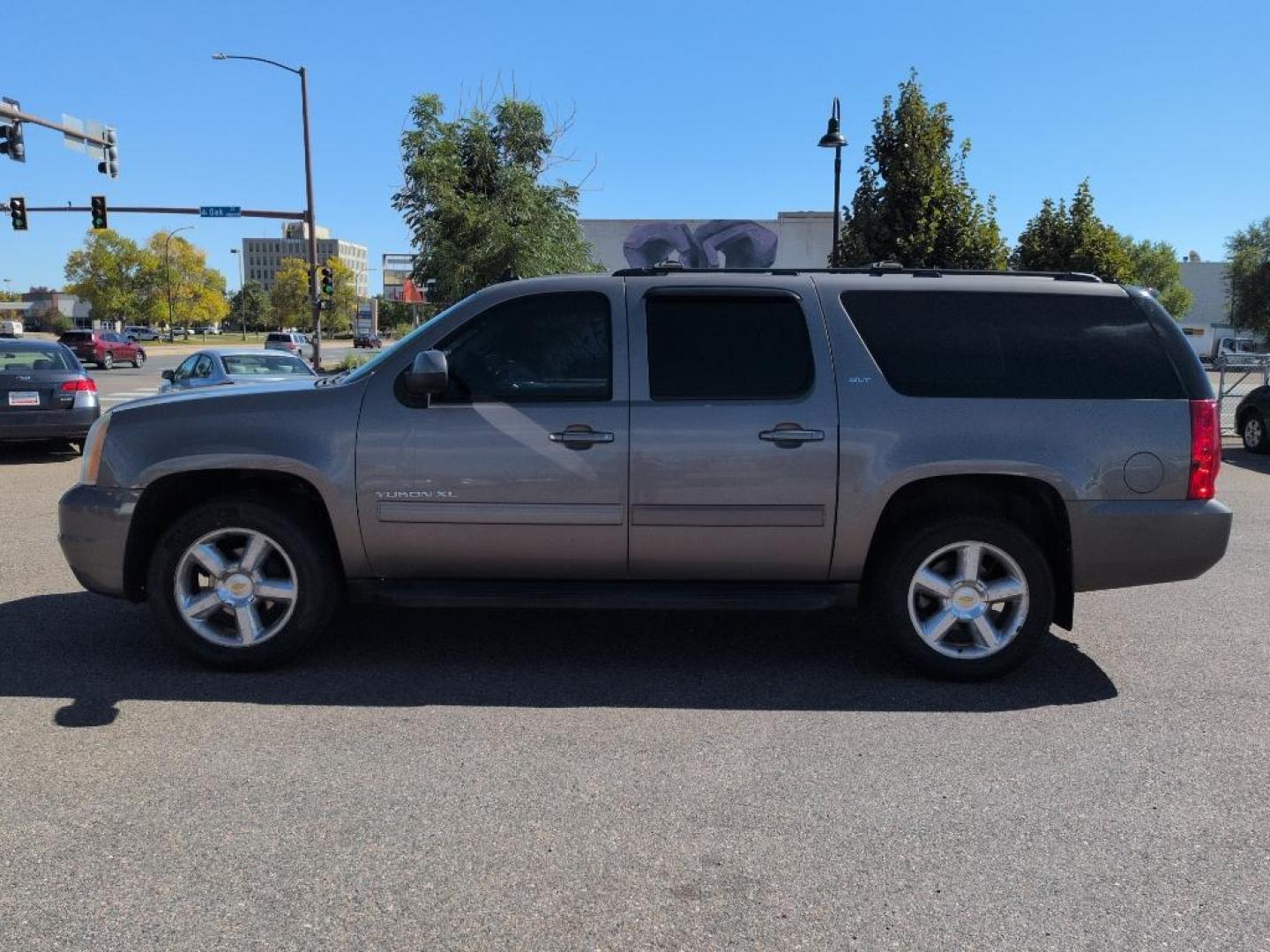 2013 GRAY /ACTUAL GMC Yukon XL SLT1 (1GKS2KE78DR) with an V8, 5.3L engine, Automatic transmission, located at 10890 W. Colfax Ave., Lakewood, CO, 80215, (303) 274-7692, 39.739914, -105.120132 - Photo#7