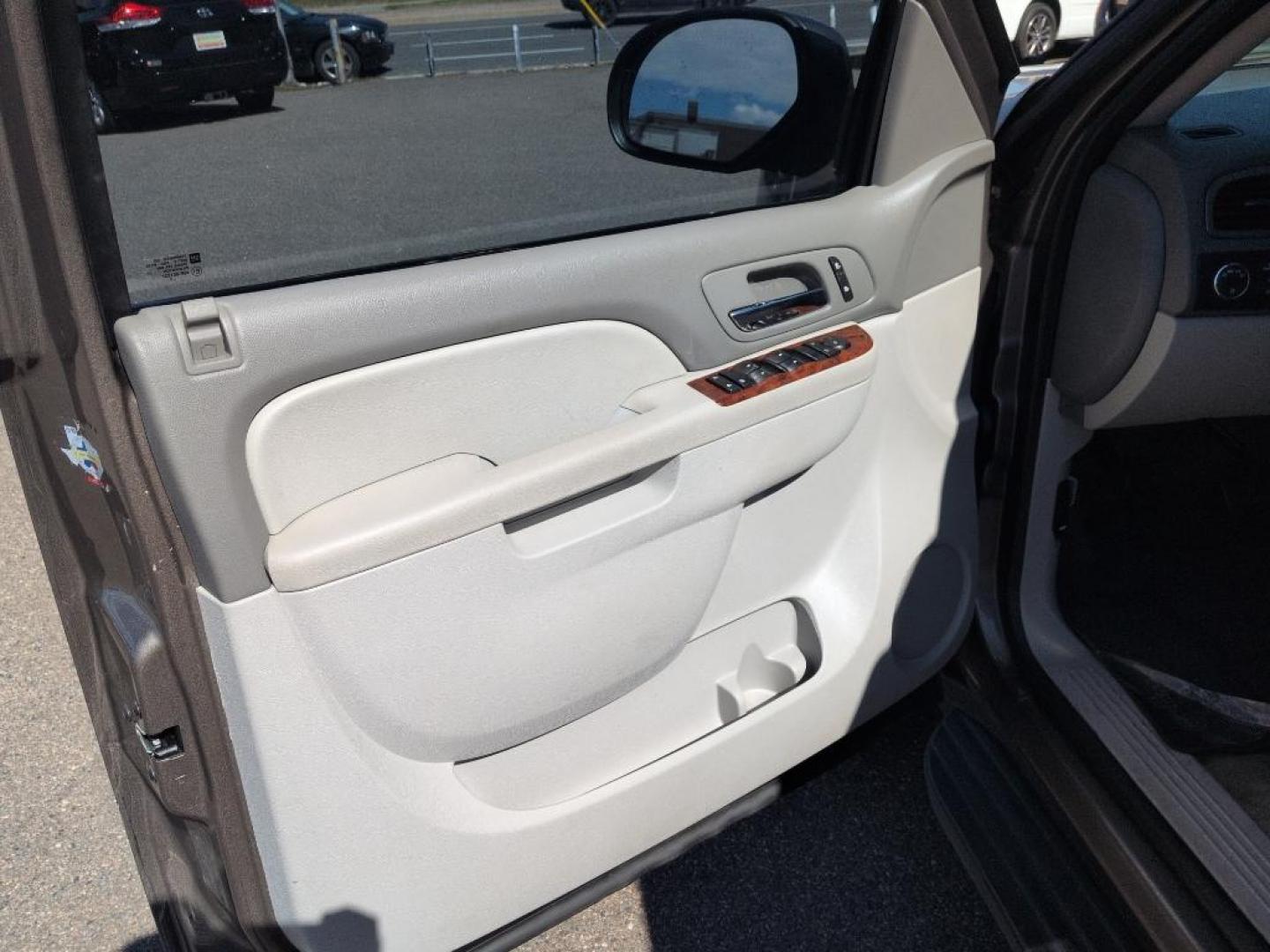 2013 GRAY /ACTUAL GMC Yukon XL SLT1 (1GKS2KE78DR) with an V8, 5.3L engine, Automatic transmission, located at 10890 W. Colfax Ave., Lakewood, CO, 80215, (303) 274-7692, 39.739914, -105.120132 - Photo#8