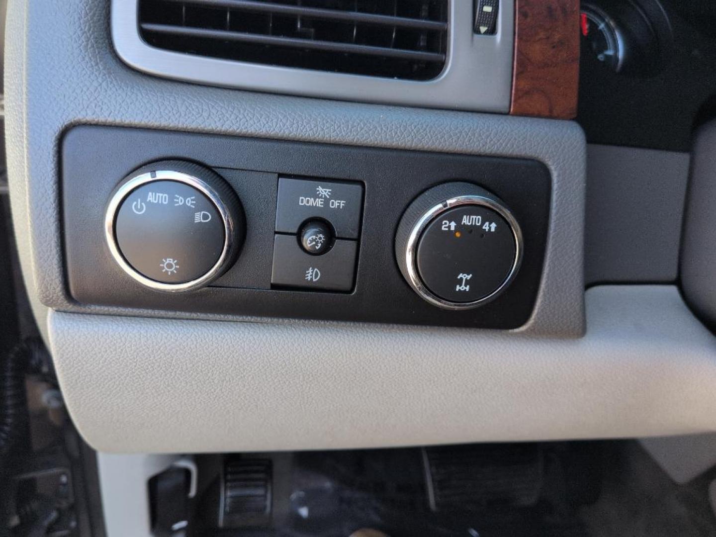 2013 GRAY /ACTUAL GMC Yukon XL SLT1 (1GKS2KE78DR) with an V8, 5.3L engine, Automatic transmission, located at 10890 W. Colfax Ave., Lakewood, CO, 80215, (303) 274-7692, 39.739914, -105.120132 - Photo#15