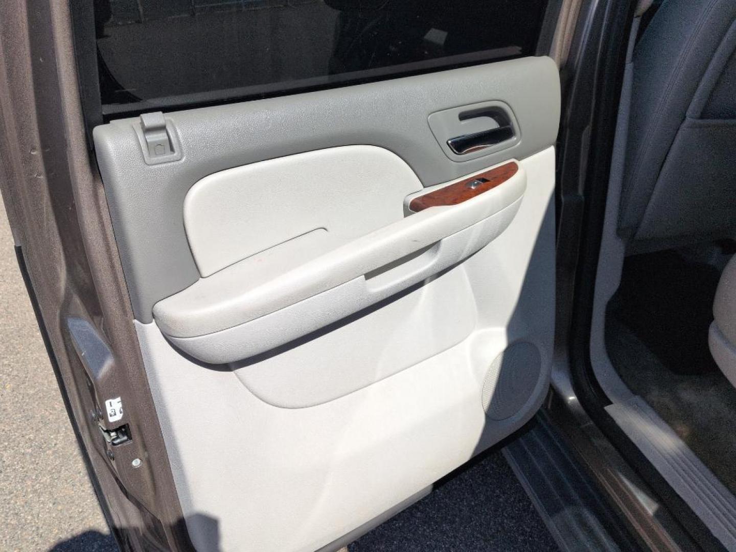 2013 GRAY /ACTUAL GMC Yukon XL SLT1 (1GKS2KE78DR) with an V8, 5.3L engine, Automatic transmission, located at 10890 W. Colfax Ave., Lakewood, CO, 80215, (303) 274-7692, 39.739914, -105.120132 - Photo#16