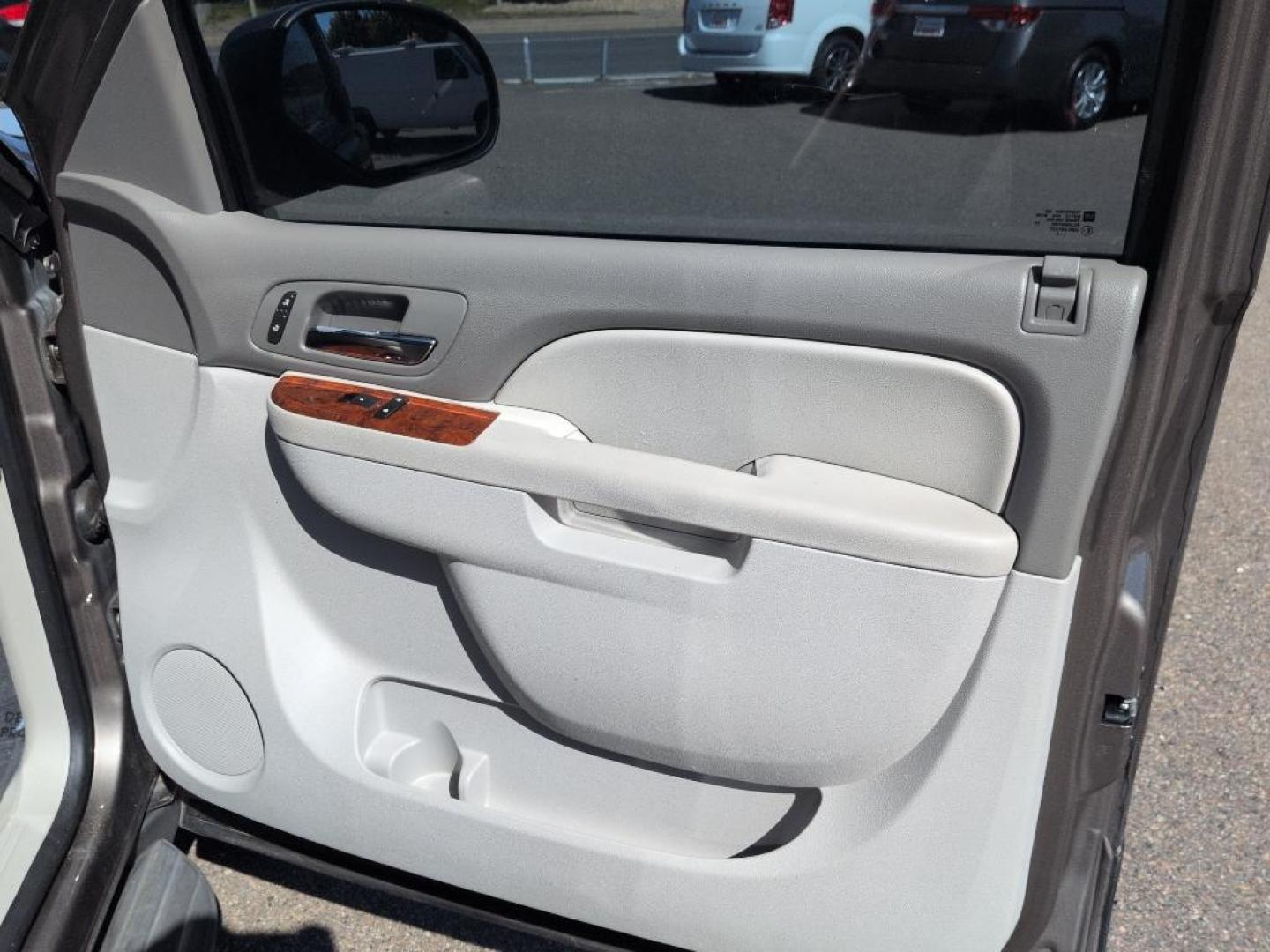 2013 GRAY /ACTUAL GMC Yukon XL SLT1 (1GKS2KE78DR) with an V8, 5.3L engine, Automatic transmission, located at 10890 W. Colfax Ave., Lakewood, CO, 80215, (303) 274-7692, 39.739914, -105.120132 - Photo#19