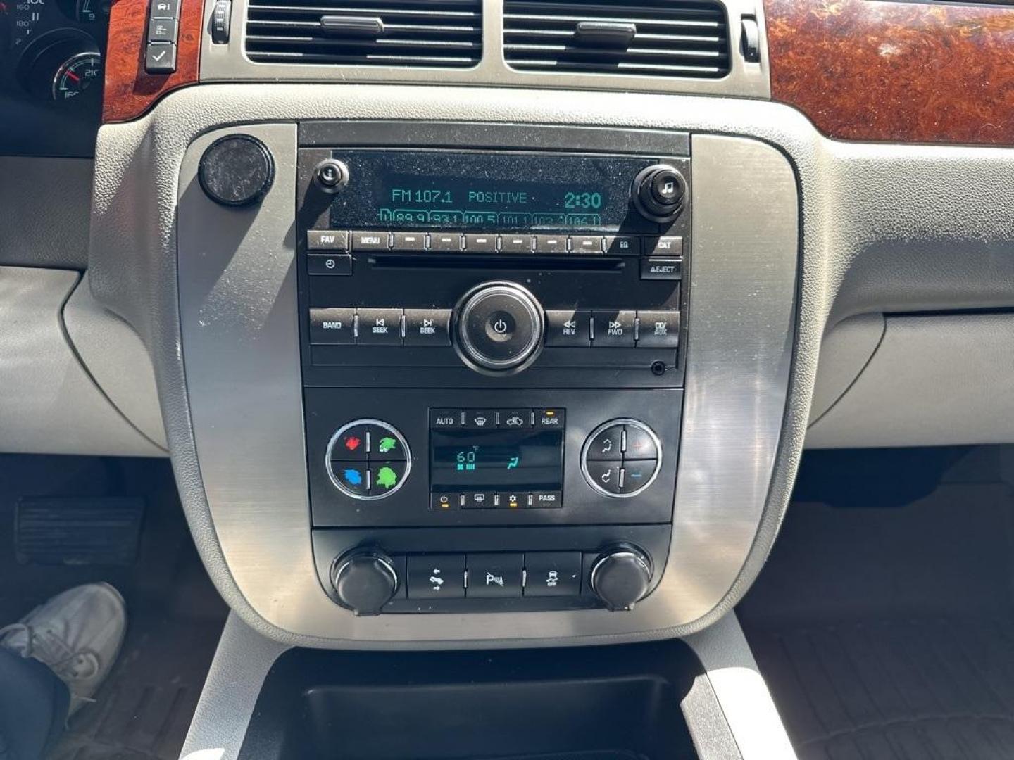 2013 Mocha Steel Metallic /Light Titanium GMC Yukon XL SLT 1500 (1GKS2KE78DR) with an Vortec 5.3L V8 SFI Flex Fuel engine, Automatic transmission, located at 10890 W. Colfax Ave., Lakewood, CO, 80215, (303) 274-7692, 39.739914, -105.120132 - 2013 GMC Yukon XL<br><br>D1 Auto NEVER charges dealer fees! All cars have clean titles and have been inspected for mechanical issues. We have financing for everyone. Good credit, bad credit, first time buyers.<br><br>Please call Lakewood Location 303-274-7692 or Thornton 303-287-5511 to schedule a t - Photo#28