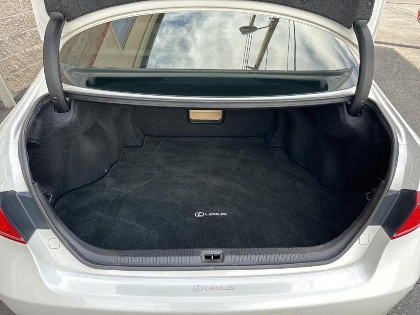 2010 White /Parchment Lexus ES 350 (JTHBK1EG2A2) with an 3.5L V6 DOHC Dual VVT-i 24V engine, Automatic transmission, located at 10890 W. Colfax Ave., Lakewood, CO, 80215, (303) 274-7692, 39.739914, -105.120132 - 2010 Lexus ES FWD All Cars Have Clean Titles And Are Serviced Before Sale., Backup Camera, Leather, Heated and Ventilated Seats, Non Smoker, No Pet Odor Or Hair, ES 350, Parchment Leather, 17'' 10-Spoke Aluminum Alloy Wheels, Heated and Ventilated Front Seats, High-Intensity Discharge Headlamps, N - Photo#18