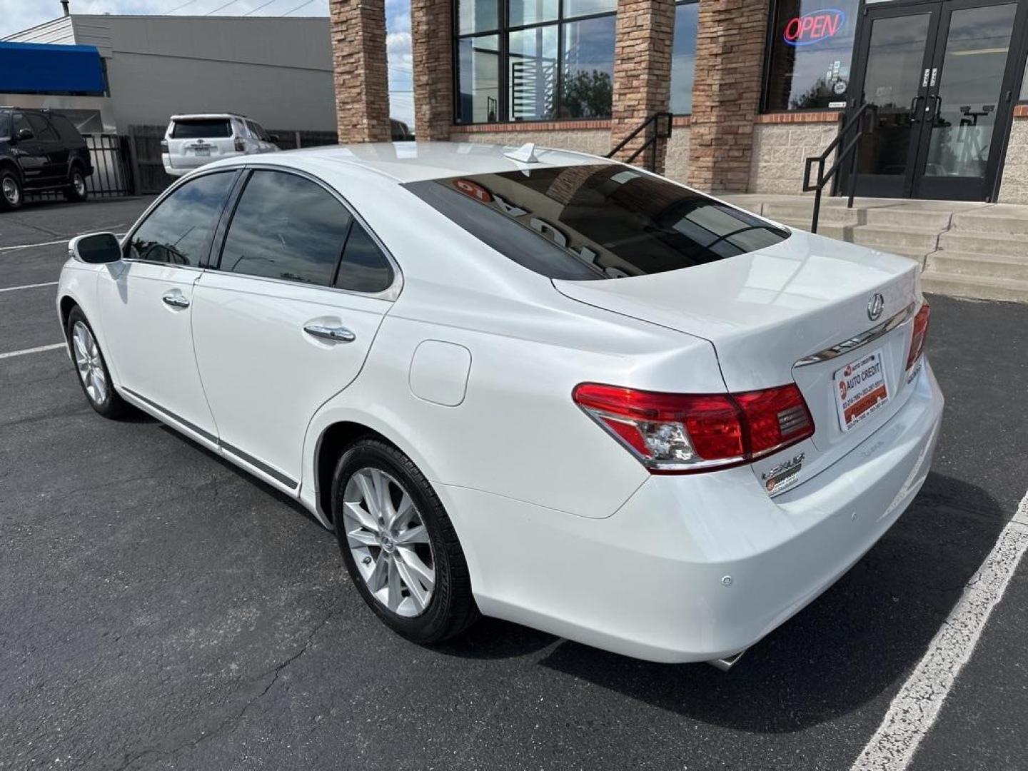 2010 White /Parchment Lexus ES 350 (JTHBK1EG2A2) with an 3.5L V6 DOHC Dual VVT-i 24V engine, Automatic transmission, located at 10890 W. Colfax Ave., Lakewood, CO, 80215, (303) 274-7692, 39.739914, -105.120132 - 2010 Lexus ES FWD All Cars Have Clean Titles And Are Serviced Before Sale., Backup Camera, Leather, Heated and Ventilated Seats, Non Smoker, No Pet Odor Or Hair, ES 350, Parchment Leather, 17'' 10-Spoke Aluminum Alloy Wheels, Heated and Ventilated Front Seats, High-Intensity Discharge Headlamps, N - Photo#7