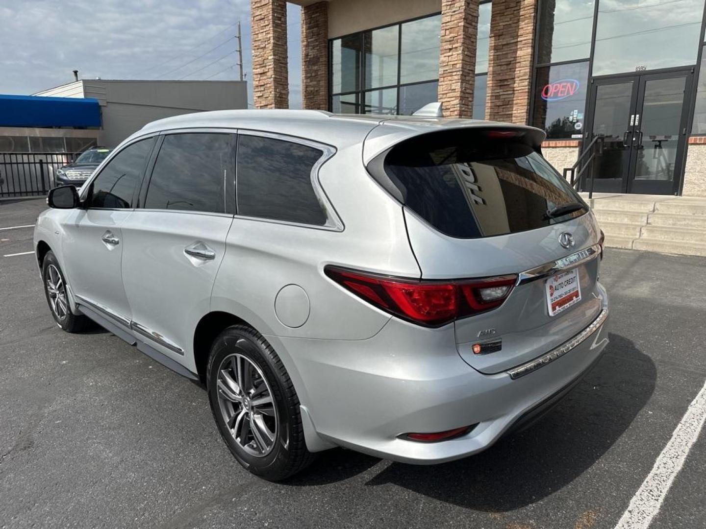 2019 Liquid Platinum /Graphite INFINITI QX60 LUXE (5N1DL0MM2KC) with an 3.5L V6 engine, CVT transmission, located at 10890 W. Colfax Ave., Lakewood, CO, 80215, (303) 274-7692, 39.739914, -105.120132 - 2019 INFINITI QX60, All Wheel Drive, 3rd Row Seat and in mint condition inside and out! <br>All Cars Have Clean Titles And Are Serviced Before Sale., <br>Clean Carfax, No Accident, Apple/Android Car Play, Blind Spot Monitoring, Backup Camera, Leather, Heated Seats, Bluetooth/ With Bluetooth Audio, N - Photo#7