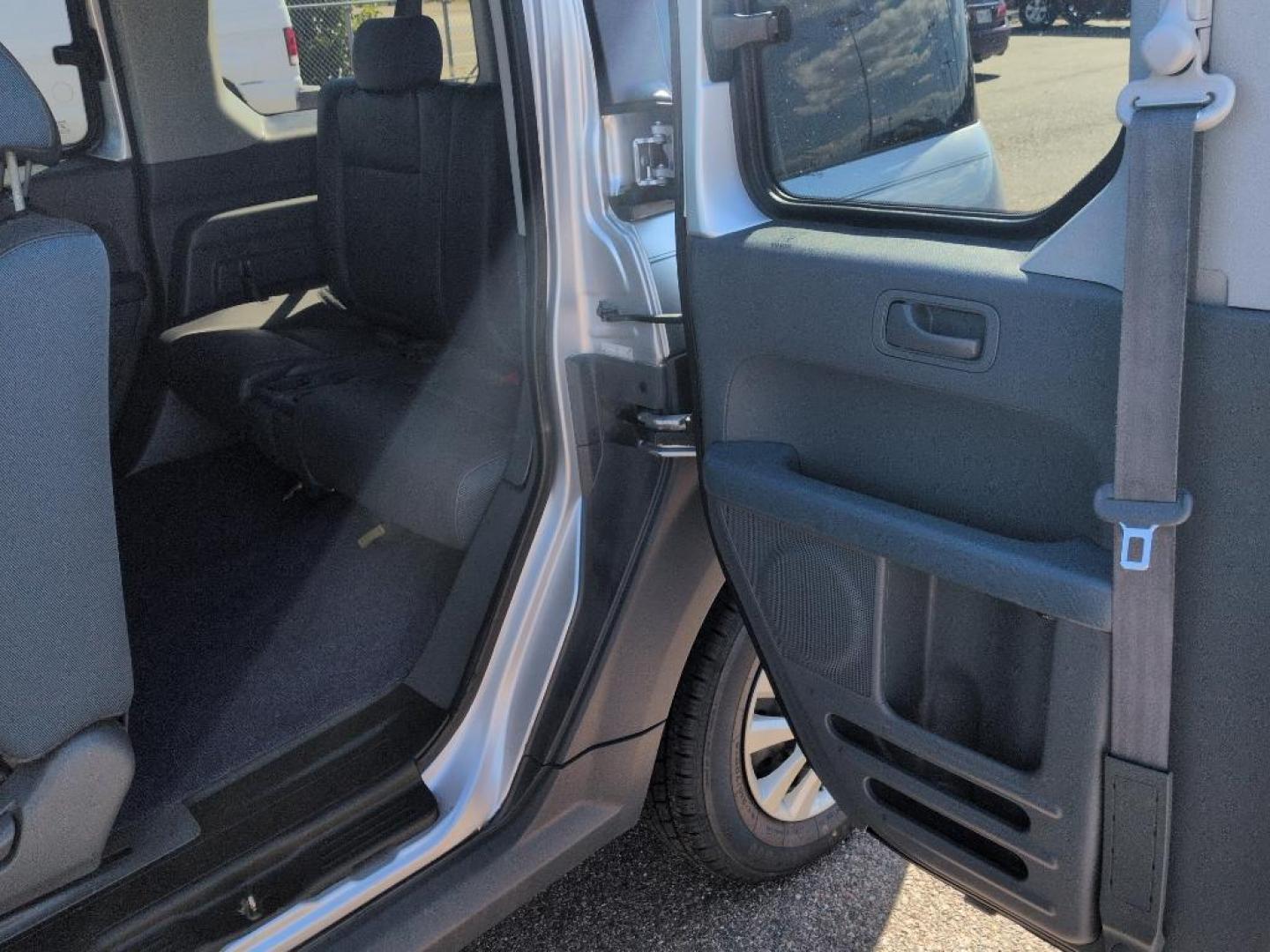 2005 SILVER Honda Element LX (5J6YH17375L) with an 4 Cyl, 2.4L engine, Manual transmission, located at 10890 W. Colfax Ave., Lakewood, CO, 80215, (303) 274-7692, 39.739914, -105.120132 - Photo#15