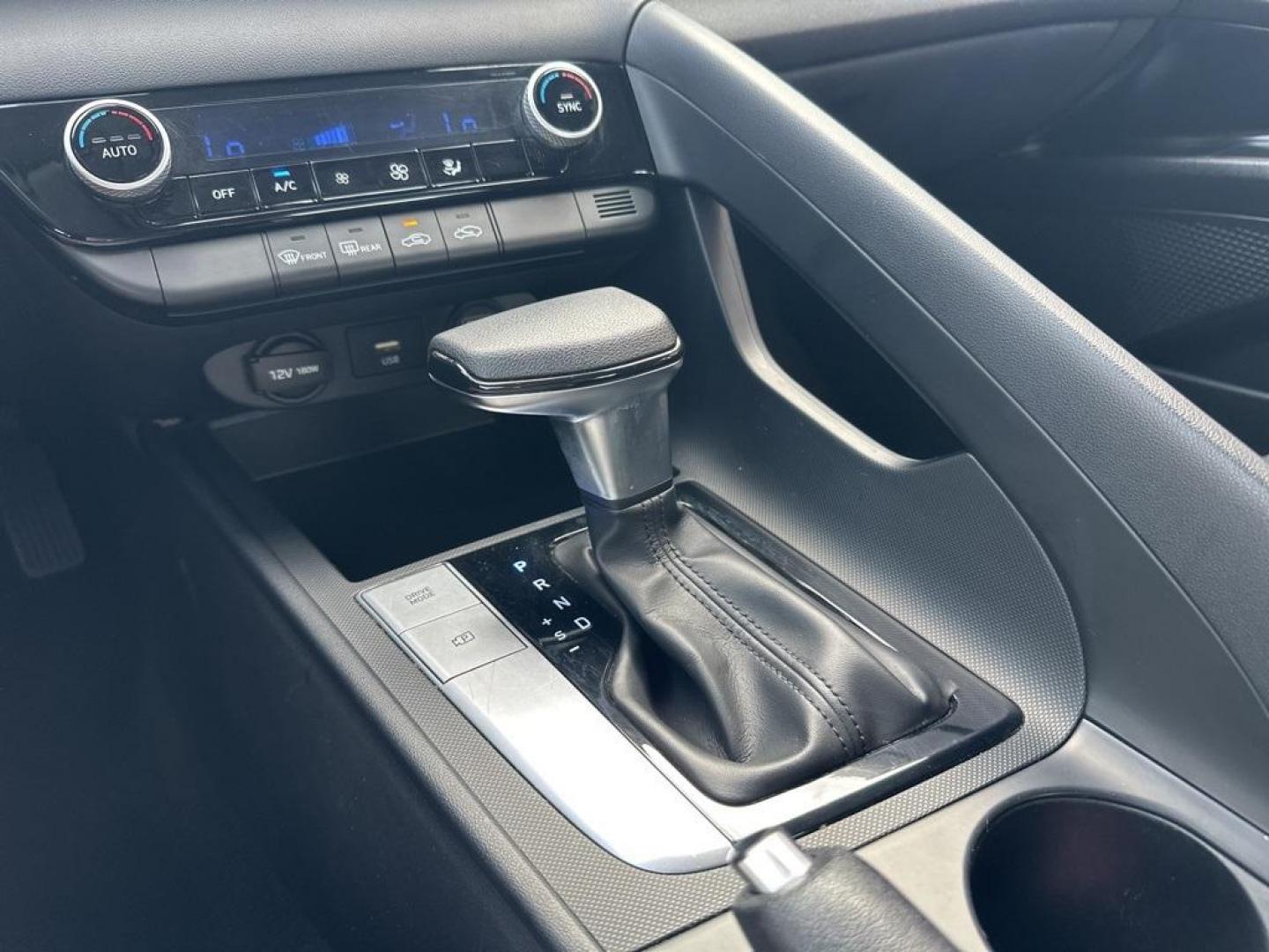 2021 Shimmering Silver Pearl /Black Hyundai Elantra SEL (5NPLM4AG9MH) with an 2.0L 4-Cylinder DOHC 16V engine, CVT transmission, located at 10890 W. Colfax Ave., Lakewood, CO, 80215, (303) 274-7692, 39.739914, -105.120132 - 2021 Hyundai Elantra One Owner, SEL loaded with, blind spot detection, Apple/Android Carplay, Lane departure warning, push button start and excellent fuel economy. <br><br>All Cars Have Clean Titles And Are Serviced Before Sale., CarfaxOne Owner, No Accidents, Apple/Android Car Play, Backup Camera, - Photo#13