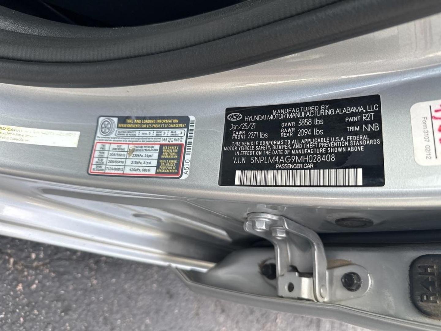 2021 Shimmering Silver Pearl /Black Hyundai Elantra SEL (5NPLM4AG9MH) with an 2.0L 4-Cylinder DOHC 16V engine, CVT transmission, located at 10890 W. Colfax Ave., Lakewood, CO, 80215, (303) 274-7692, 39.739914, -105.120132 - 2021 Hyundai Elantra One Owner, SEL loaded with, blind spot detection, Apple/Android Carplay, Lane departure warning, push button start and excellent fuel economy. <br><br>All Cars Have Clean Titles And Are Serviced Before Sale., CarfaxOne Owner, No Accidents, Apple/Android Car Play, Backup Camera, - Photo#26