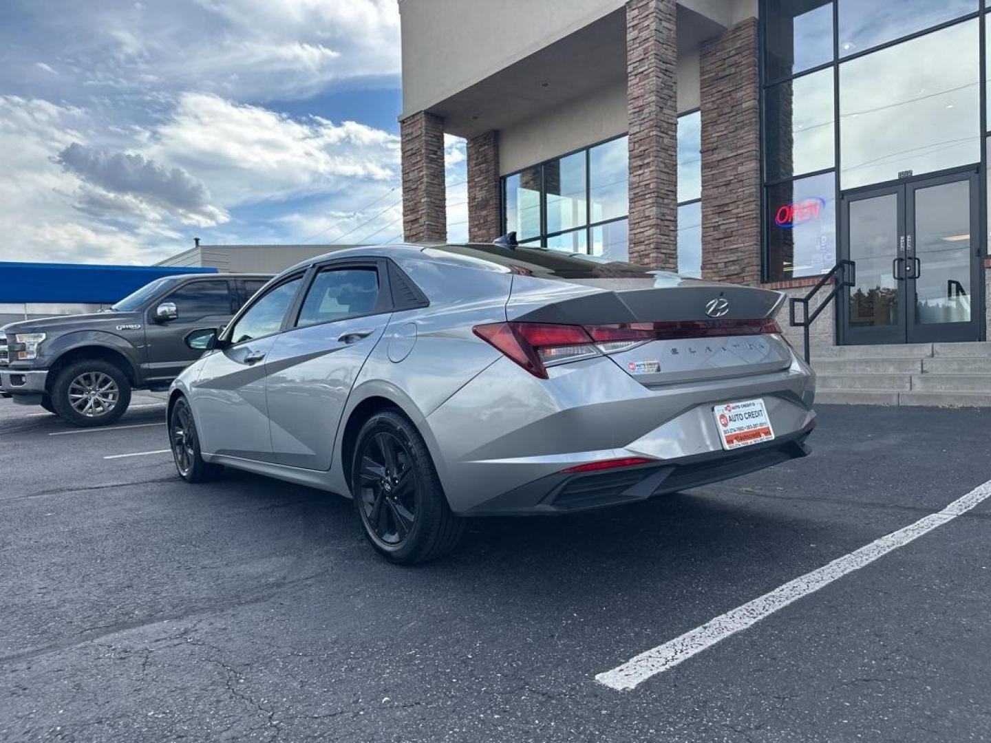 2021 Shimmering Silver Pearl /Black Hyundai Elantra SEL (5NPLM4AG9MH) with an 2.0L 4-Cylinder DOHC 16V engine, CVT transmission, located at 10890 W. Colfax Ave., Lakewood, CO, 80215, (303) 274-7692, 39.739914, -105.120132 - 2021 Hyundai Elantra One Owner, SEL loaded with, blind spot detection, Apple/Android Carplay, Lane departure warning, push button start and excellent fuel economy. <br><br>All Cars Have Clean Titles And Are Serviced Before Sale., CarfaxOne Owner, No Accidents, Apple/Android Car Play, Backup Camera, - Photo#7