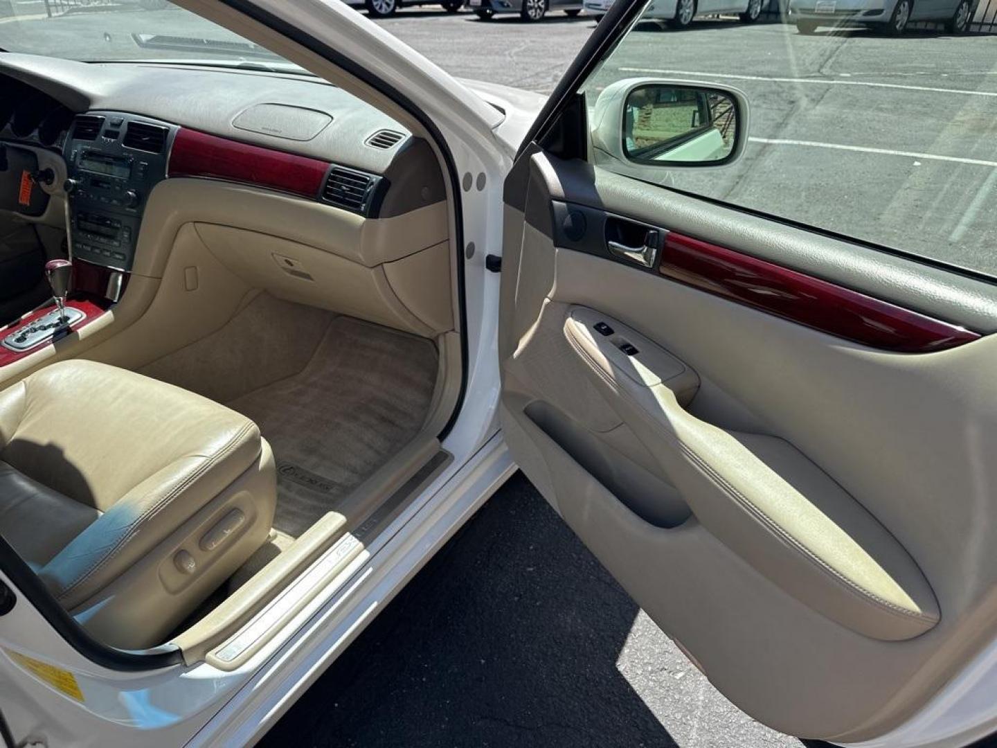 2004 White Lexus ES 330 (JTHBA30G245) with an 3.3L V6 SMPI DOHC engine, Automatic transmission, located at 10890 W. Colfax Ave., Lakewood, CO, 80215, (303) 274-7692, 39.739914, -105.120132 - 2004 Lexus ES<br><br>D1 Auto NEVER charges dealer fees! All cars have clean titles and have been inspected for mechanical issues. We have financing for everyone. Good credit, bad credit, first time buyers.<br>CARFAX One-Owner.<br>Please call Lakewood Location 303-274-7692 or Thornton 303-287-5511 to - Photo#9