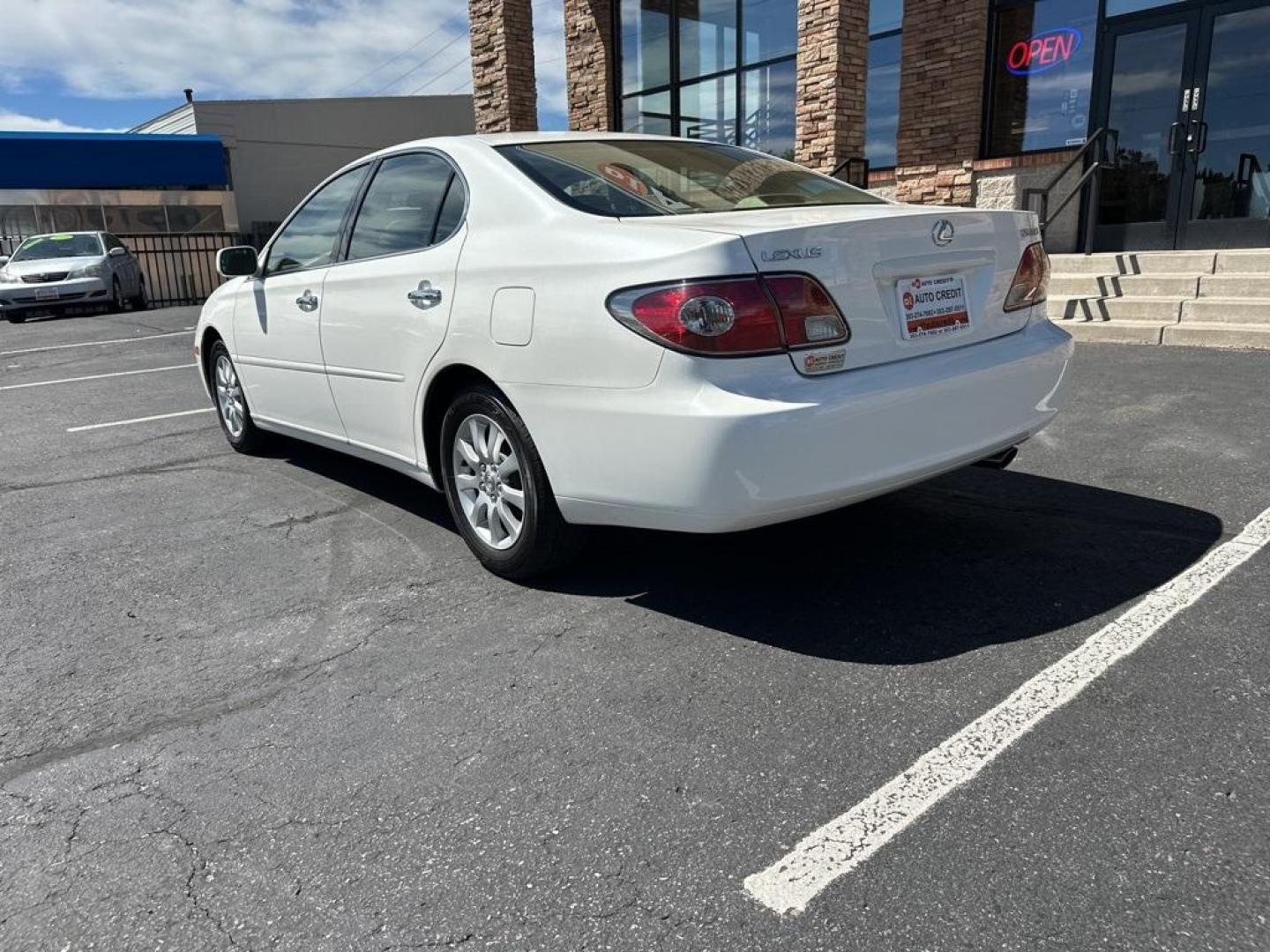 2004 White Lexus ES 330 (JTHBA30G245) with an 3.3L V6 SMPI DOHC engine, Automatic transmission, located at 10890 W. Colfax Ave., Lakewood, CO, 80215, (303) 274-7692, 39.739914, -105.120132 - 2004 Lexus ES<br><br>D1 Auto NEVER charges dealer fees! All cars have clean titles and have been inspected for mechanical issues. We have financing for everyone. Good credit, bad credit, first time buyers.<br>CARFAX One-Owner.<br>Please call Lakewood Location 303-274-7692 or Thornton 303-287-5511 to - Photo#5