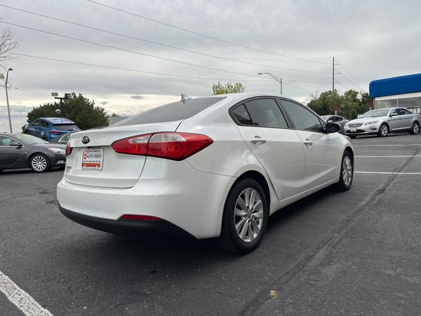 2016 Snow White Pearl /Gray Kia Forte LX (KNAFX4A64G5) with an 1.8L I4 DOHC Dual CVVT engine, Automatic transmission, located at 10890 W. Colfax Ave., Lakewood, CO, 80215, (303) 274-7692, 39.739914, -105.120132 - 2016 Kia Forte<br><br>D1 Auto NEVER charges dealer fees! All cars have clean titles and have been inspected for mechanical issues. We have financing for everyone. Good credit, bad credit, first time buyers.<br><br>Please call Lakewood Location 303-274-7692 or Thornton 303-287-5511 to schedule a test - Photo#5