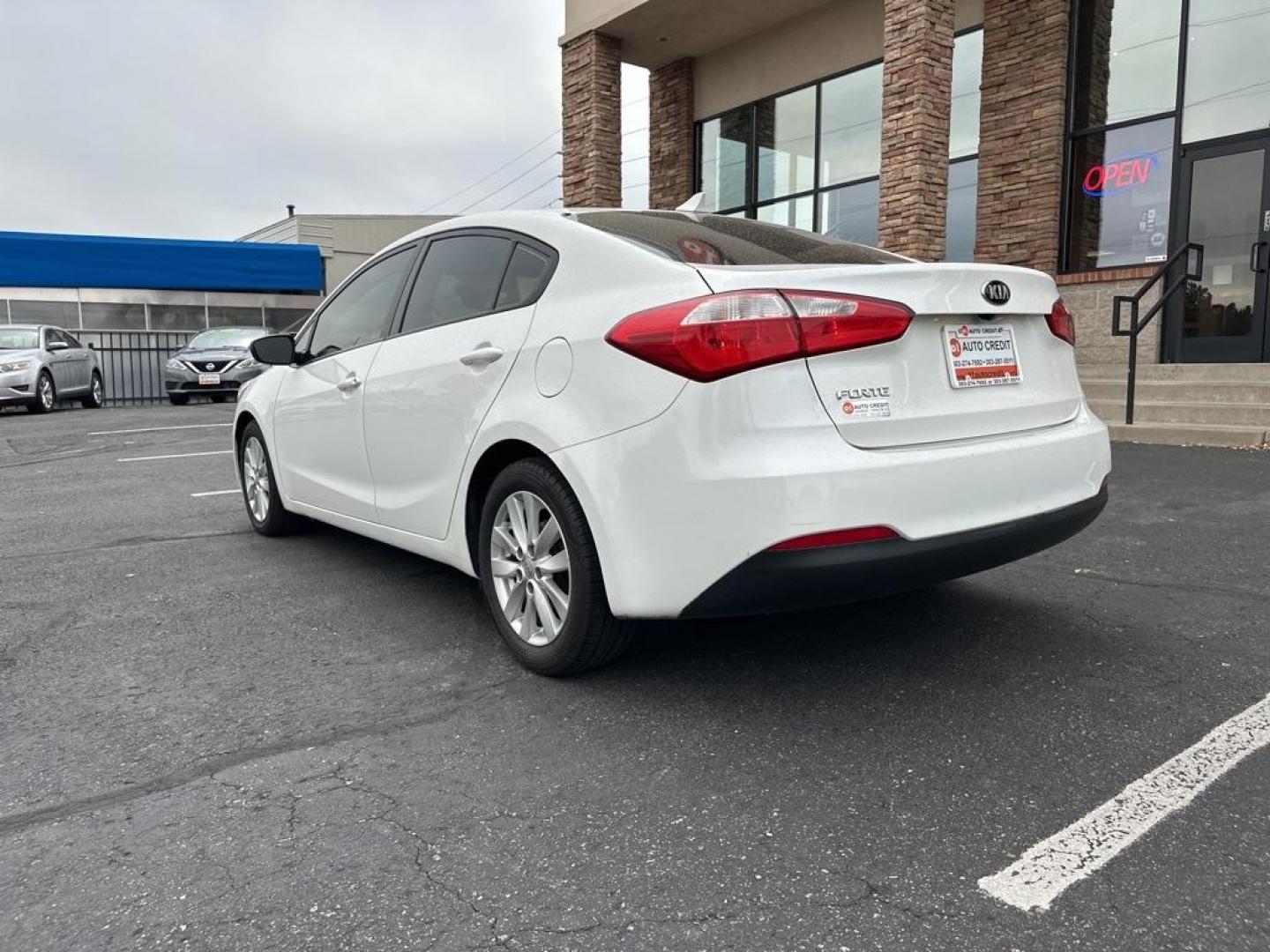2016 Snow White Pearl /Gray Kia Forte LX (KNAFX4A64G5) with an 1.8L I4 DOHC Dual CVVT engine, Automatic transmission, located at 10890 W. Colfax Ave., Lakewood, CO, 80215, (303) 274-7692, 39.739914, -105.120132 - 2016 Kia Forte<br><br>D1 Auto NEVER charges dealer fees! All cars have clean titles and have been inspected for mechanical issues. We have financing for everyone. Good credit, bad credit, first time buyers.<br><br>Please call Lakewood Location 303-274-7692 or Thornton 303-287-5511 to schedule a test - Photo#7