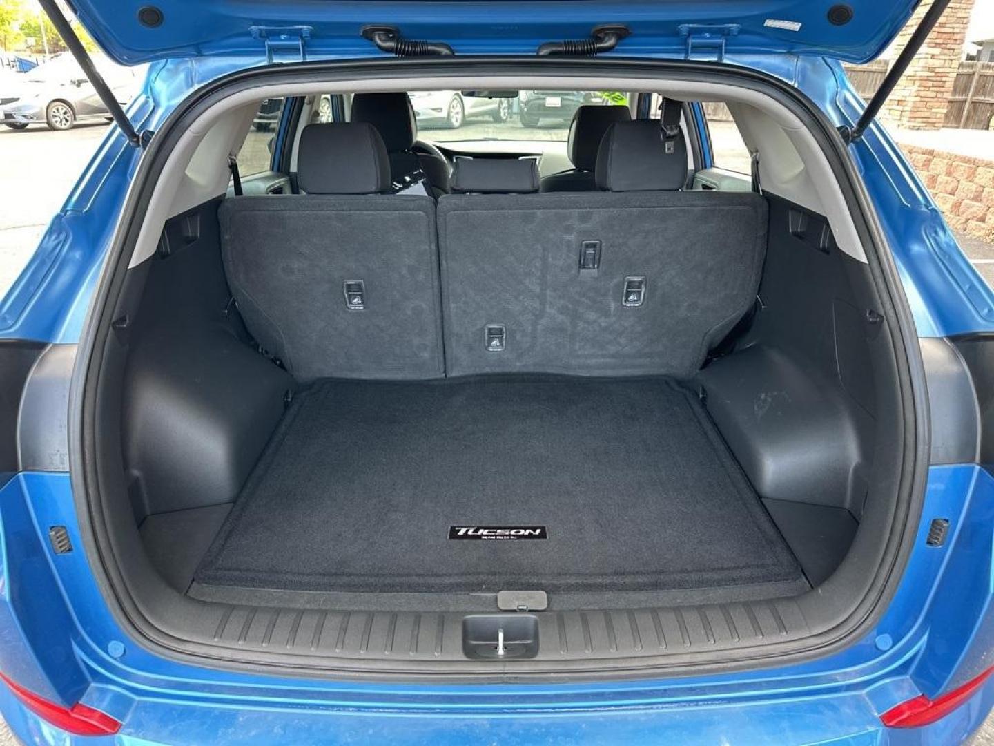 2017 Caribbean Blue /Black Hyundai Tucson SE (KM8J3CA40HU) with an 2.0L DOHC engine, Automatic transmission, located at 10890 W. Colfax Ave., Lakewood, CO, 80215, (303) 274-7692, 39.739914, -105.120132 - 2017 Hyundai Tucson All Wheel Drive with clean Colorado title and fully serviced in excellent condition inside and out. Backup Camera, Bluetooth and more.<br><br>All Cars Have Clean Titles And Are Serviced Before Sale., Backup Camera, AWD.<br>D1 Auto NEVER charges dealer fees! All cars have clean ti - Photo#16