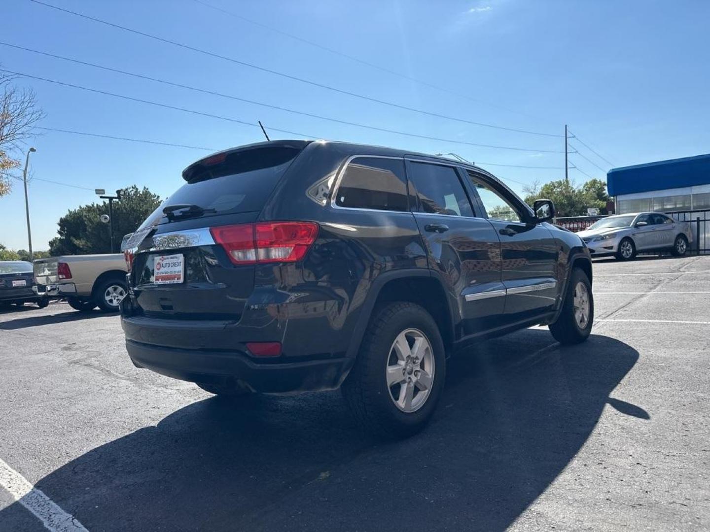 2013 Brilliant Black Crystal Pearlcoat /Dark Graystone/Medium Graystone Jeep Grand Cherokee Laredo (1C4RJFAG1DC) with an 3.6L V6 Flex Fuel 24V VVT engine, Automatic transmission, located at 10890 W. Colfax Ave., Lakewood, CO, 80215, (303) 274-7692, 39.739914, -105.120132 - 2013 Jeep Grand Cherokee<br><br>D1 Auto NEVER charges dealer fees! All cars have clean titles and have been inspected for mechanical issues. We have financing for everyone. Good credit, bad credit, first time buyers.<br>CARFAX One-Owner. Odometer is 6745 miles below market average!<br>Please call La - Photo#5