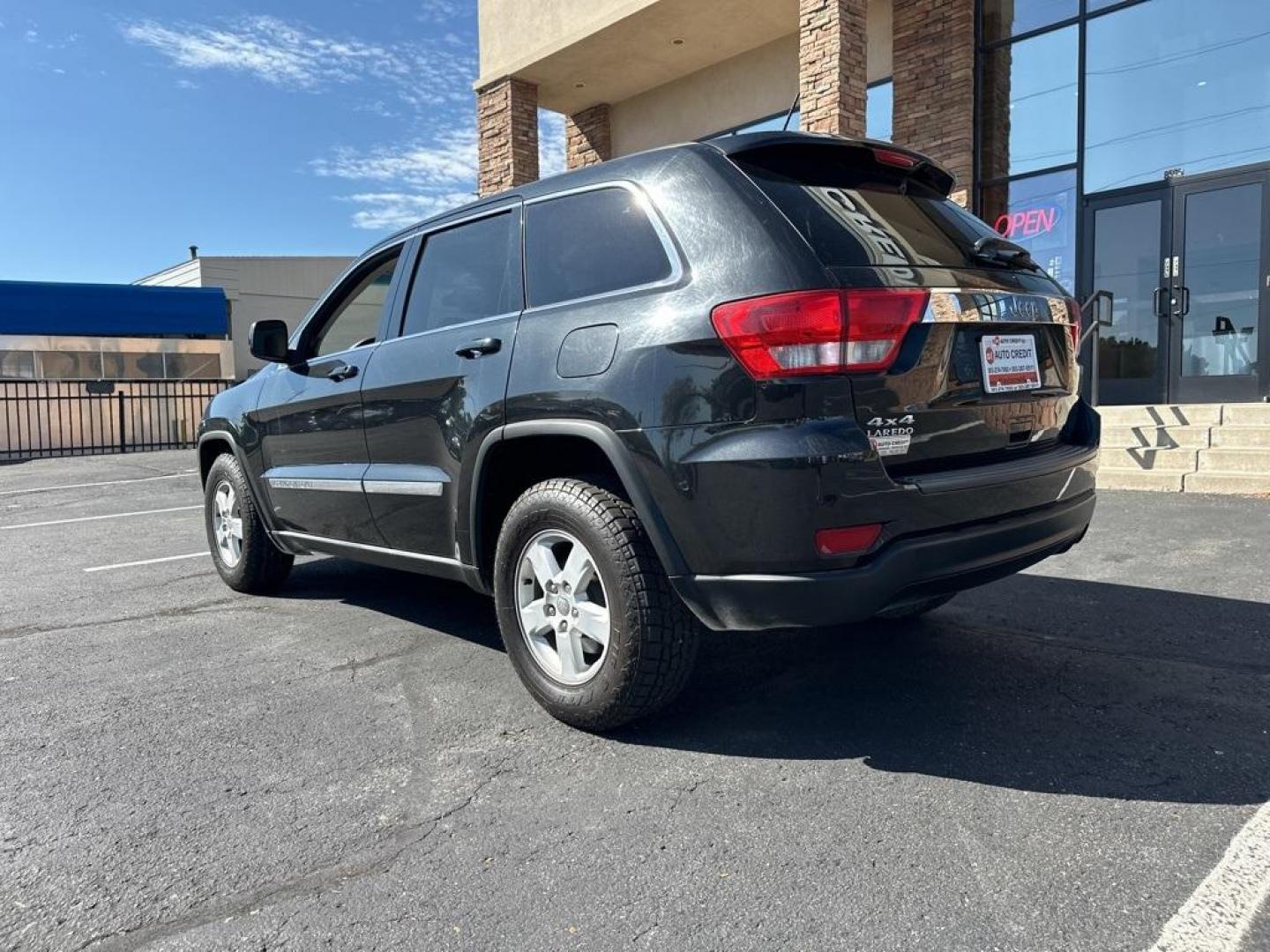 2013 Brilliant Black Crystal Pearlcoat /Dark Graystone/Medium Graystone Jeep Grand Cherokee Laredo (1C4RJFAG1DC) with an 3.6L V6 Flex Fuel 24V VVT engine, Automatic transmission, located at 10890 W. Colfax Ave., Lakewood, CO, 80215, (303) 274-7692, 39.739914, -105.120132 - 2013 Jeep Grand Cherokee<br><br>D1 Auto NEVER charges dealer fees! All cars have clean titles and have been inspected for mechanical issues. We have financing for everyone. Good credit, bad credit, first time buyers.<br>CARFAX One-Owner. Odometer is 6745 miles below market average!<br>Please call La - Photo#7