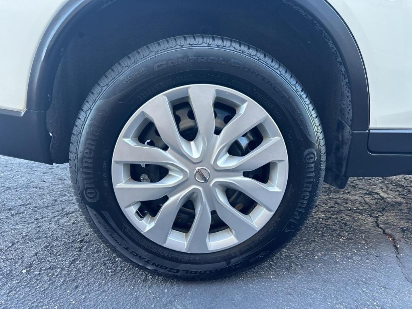 2019 Glacier White /Charcoal Nissan Rogue S (5N1AT2MV6KC) with an 2.5L I4 DOHC 16V engine, CVT transmission, located at 10890 W. Colfax Ave., Lakewood, CO, 80215, (303) 274-7692, 39.739914, -105.120132 - 2019 Nissan Rogue All Wheel Drive, One Owner, Mint Condition. <br>All Cars Have Clean Titles And Are Serviced Before Sale., CarfaxOne Owner, No Accidents, Backup Camera, Non Smoker, No Pet Odor Or Hair, AWD.<br><br>D1 Auto NEVER charges dealer fees! All cars have clean titles and have been inspected - Photo#31