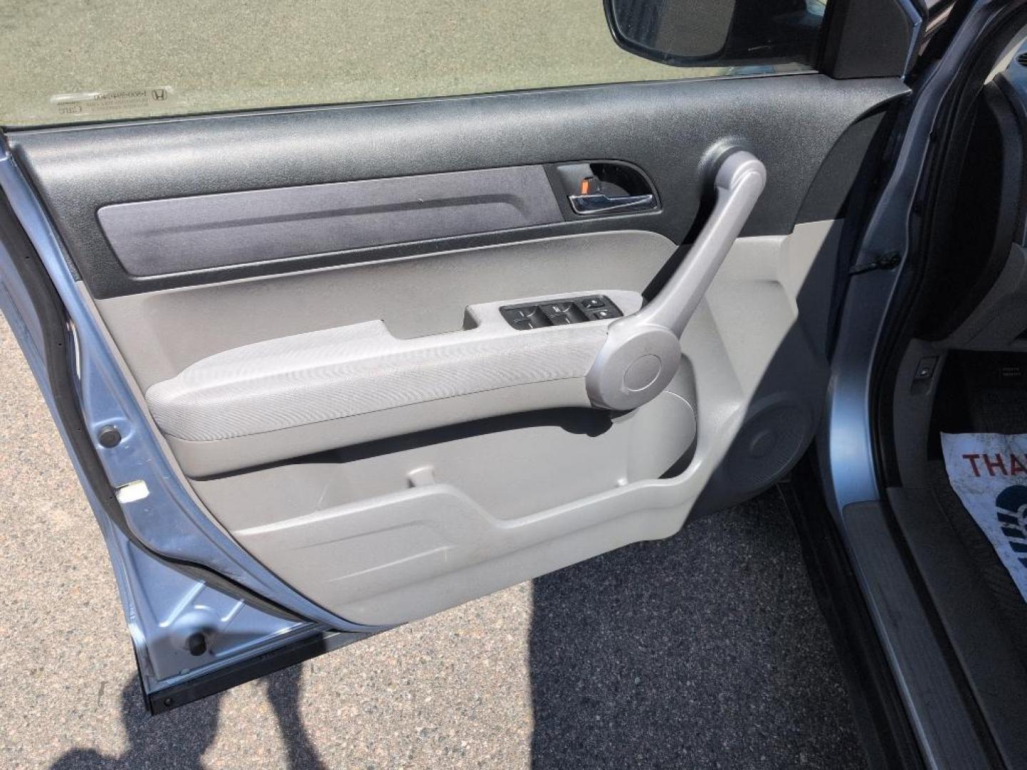 2007 SILVER Honda CR-V LX (JHLRE38397C) with an 4 Cyl, 2.4L engine, Automatic transmission, located at 10890 W. Colfax Ave., Lakewood, CO, 80215, (303) 274-7692, 39.739914, -105.120132 - Photo#8