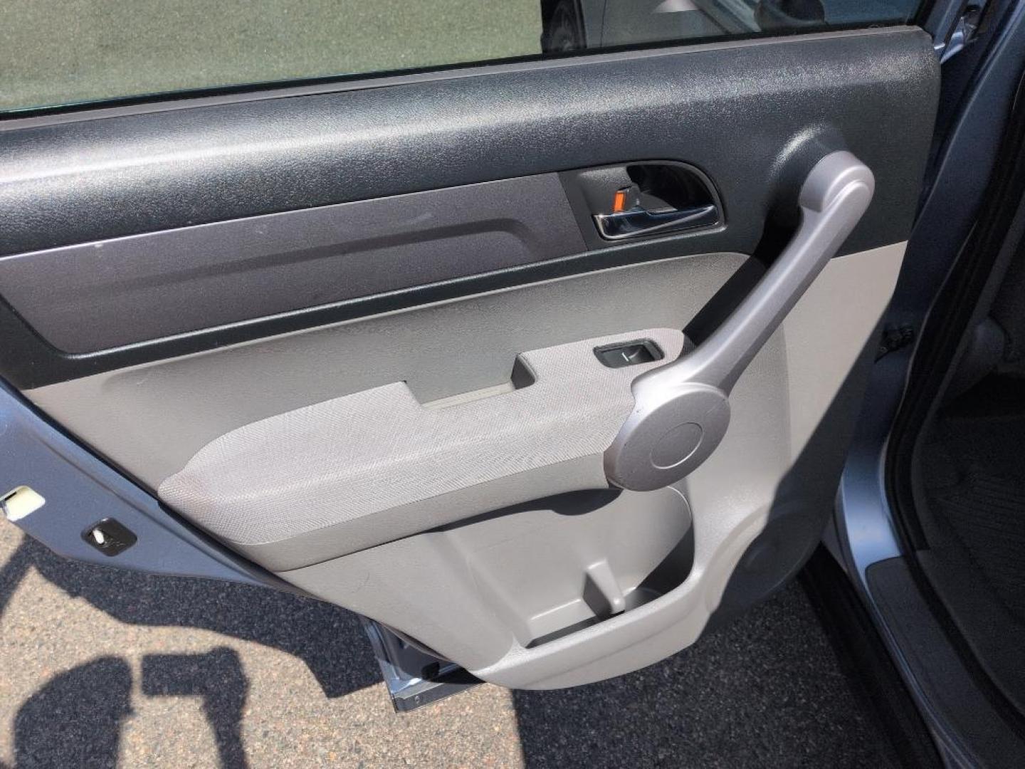 2007 SILVER Honda CR-V LX (JHLRE38397C) with an 4 Cyl, 2.4L engine, Automatic transmission, located at 10890 W. Colfax Ave., Lakewood, CO, 80215, (303) 274-7692, 39.739914, -105.120132 - Photo#15