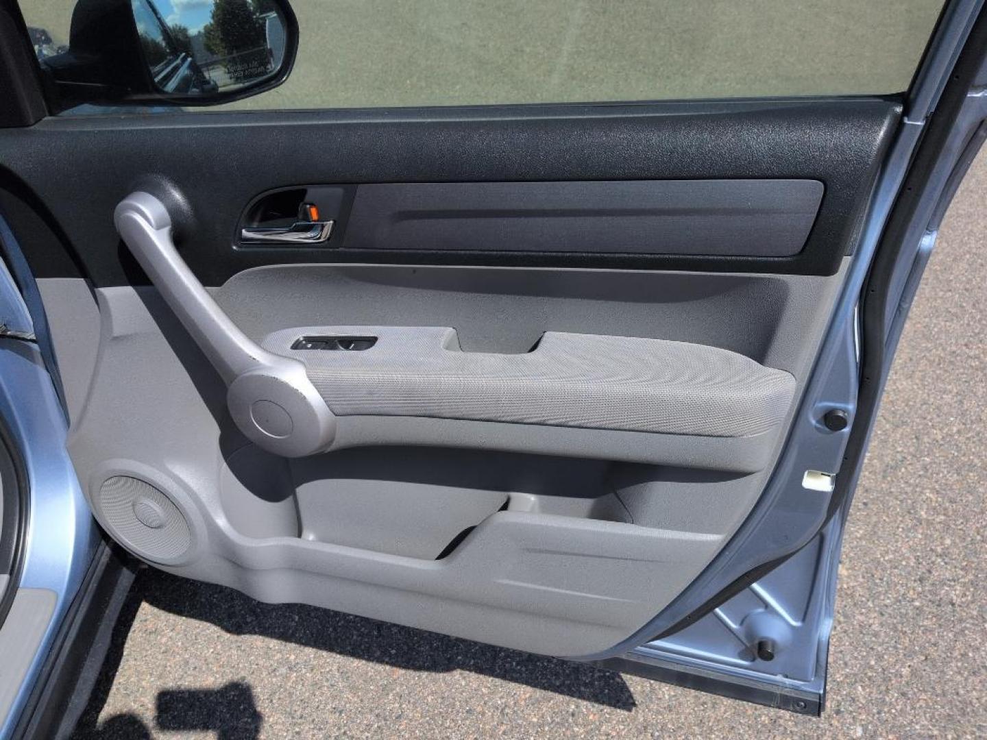 2007 SILVER Honda CR-V LX (JHLRE38397C) with an 4 Cyl, 2.4L engine, Automatic transmission, located at 10890 W. Colfax Ave., Lakewood, CO, 80215, (303) 274-7692, 39.739914, -105.120132 - Photo#17