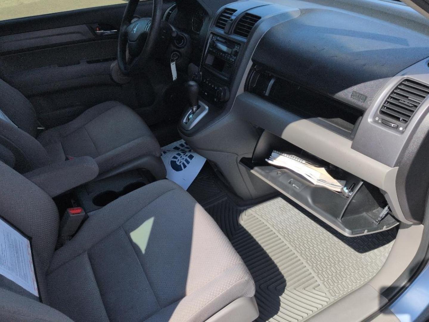 2007 SILVER Honda CR-V LX (JHLRE38397C) with an 4 Cyl, 2.4L engine, Automatic transmission, located at 10890 W. Colfax Ave., Lakewood, CO, 80215, (303) 274-7692, 39.739914, -105.120132 - Photo#18