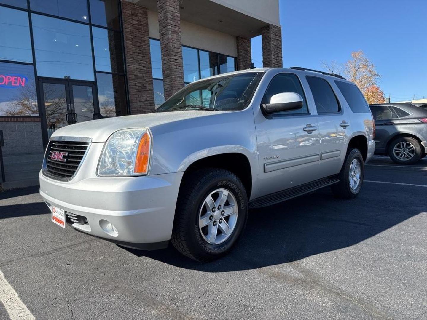 2013 Quicksilver Metallic /Ebony GMC Yukon SLT (1GKS2CE00DR) with an Vortec 5.3L V8 SFI Flex Fuel engine, Automatic transmission, located at 10890 W. Colfax Ave., Lakewood, CO, 80215, (303) 274-7692, 39.739914, -105.120132 - 2013 GMC Yukon, Fully serviced with low miles. Heated leather seats, 3rd row seating, backup camera, Bluetooth and more. All common oil leaking lines have been replaced. Zero leaks and runs like a top! <br><br>All Cars Have Clean Titles And Are Serviced Before Sale., Backup Camera, Leather, Heated S - Photo#0