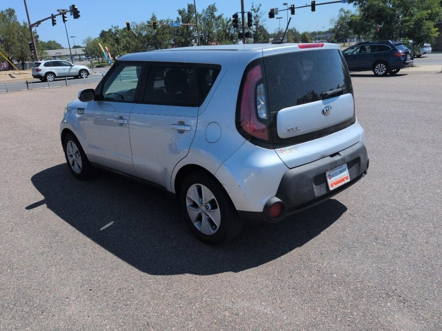 2016 SILVER Kia Soul Base (KNDJN2A29G7) with an 4 Cyl, 1.6L engine, Automatic transmission, located at 10890 W. Colfax Ave., Lakewood, CO, 80215, (303) 274-7692, 39.739914, -105.120132- Photo#6