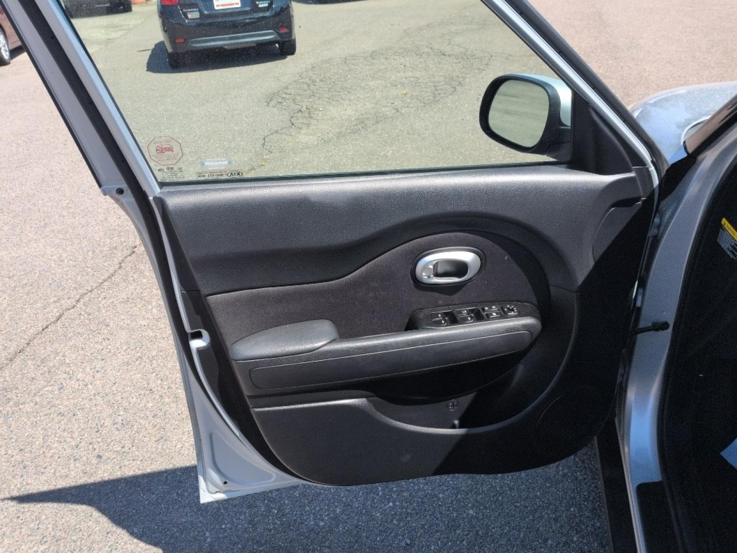 2016 SILVER Kia Soul Base (KNDJN2A29G7) with an 4 Cyl, 1.6L engine, Automatic transmission, located at 10890 W. Colfax Ave., Lakewood, CO, 80215, (303) 274-7692, 39.739914, -105.120132- Photo#8