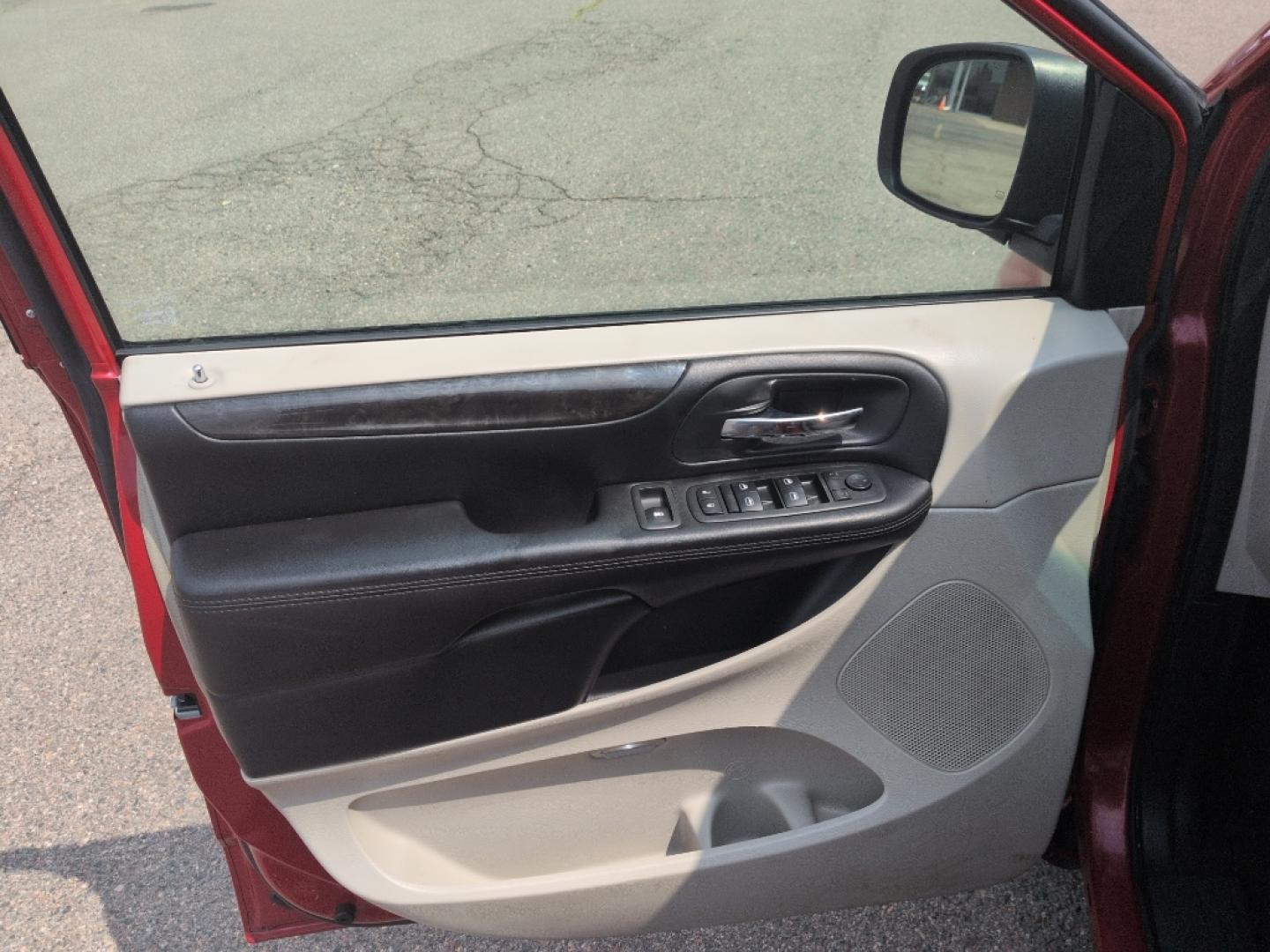 2014 RED Dodge Grand Caravan SXT (2C4RDGCG8ER) with an V6, 3.6L engine, Automatic transmission, located at 10890 W. Colfax Ave., Lakewood, CO, 80215, (303) 274-7692, 39.739914, -105.120132- Photo#8