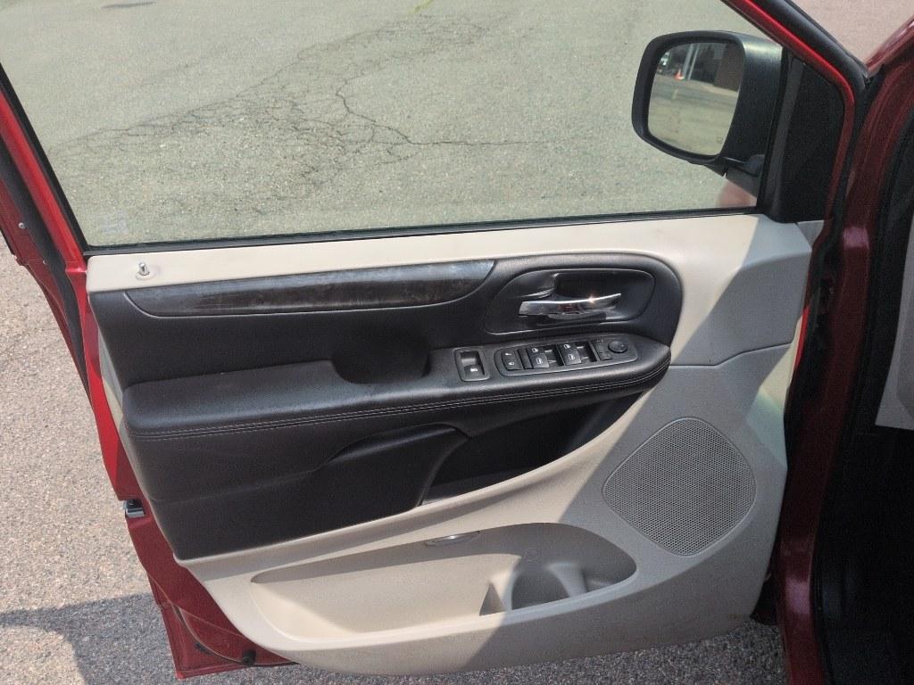 2014 RED Dodge Grand Caravan SXT (2C4RDGCG8ER) with an V6, 3.6L engine, Automatic transmission, located at 10890 W. Colfax Ave., Lakewood, CO, 80215, (303) 274-7692, 39.739914, -105.120132- Photo#8