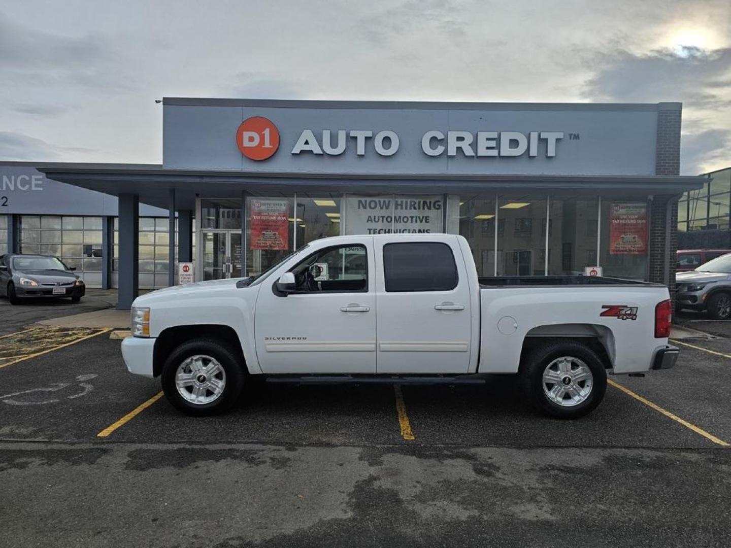 2011 WHITE Chevrolet Silverado LT (3GCPKSE31BG) with an V8, 5.3L engine, Automatic transmission, located at 10890 W. Colfax Ave., Lakewood, CO, 80215, (303) 274-7692, 39.739914, -105.120132 - Discover the robust performance and enduring reliability of the 2011 Chevrolet Silverado 1500 LT, now available with 4WD and a powerful V8, 5.3L engine. This meticulously maintained pickup boasts a CARFAX 1-Owner history, underscoring its dependable and well-cared-for nature, further accentuated by - Photo#10
