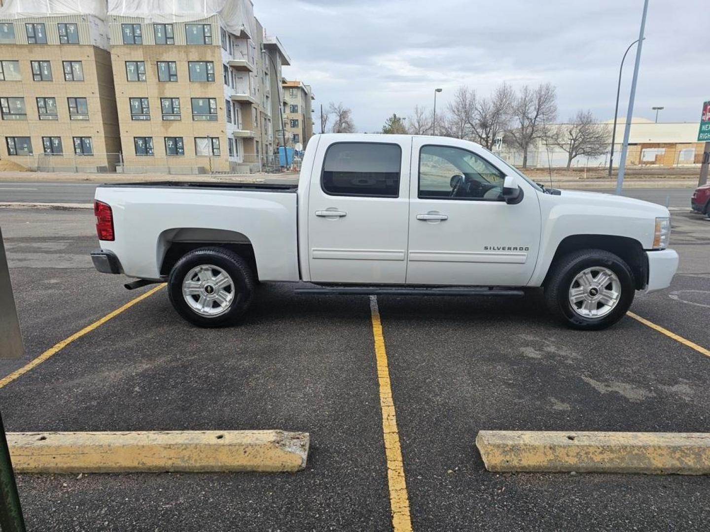 2011 WHITE Chevrolet Silverado LT (3GCPKSE31BG) with an V8, 5.3L engine, Automatic transmission, located at 10890 W. Colfax Ave., Lakewood, CO, 80215, (303) 274-7692, 39.739914, -105.120132 - Discover the robust performance and enduring reliability of the 2011 Chevrolet Silverado 1500 LT, now available with 4WD and a powerful V8, 5.3L engine. This meticulously maintained pickup boasts a CARFAX 1-Owner history, underscoring its dependable and well-cared-for nature, further accentuated by - Photo#14