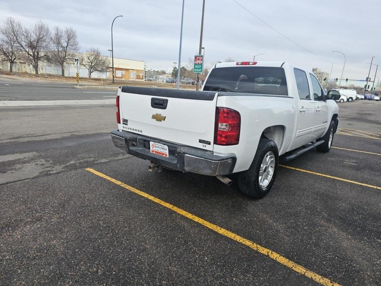2011 WHITE Chevrolet Silverado LT (3GCPKSE31BG) with an V8, 5.3L engine, Automatic transmission, located at 10890 W. Colfax Ave., Lakewood, CO, 80215, (303) 274-7692, 39.739914, -105.120132 - Discover the robust performance and enduring reliability of the 2011 Chevrolet Silverado 1500 LT, now available with 4WD and a powerful V8, 5.3L engine. This meticulously maintained pickup boasts a CARFAX 1-Owner history, underscoring its dependable and well-cared-for nature, further accentuated by - Photo#15