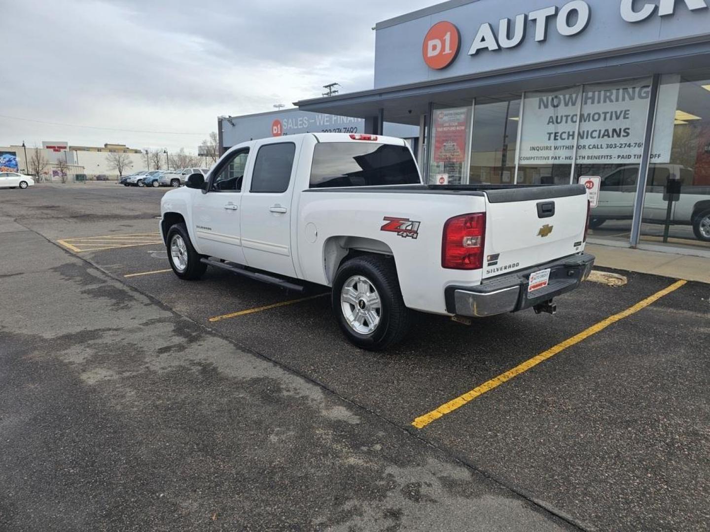 2011 WHITE Chevrolet Silverado LT (3GCPKSE31BG) with an V8, 5.3L engine, Automatic transmission, located at 10890 W. Colfax Ave., Lakewood, CO, 80215, (303) 274-7692, 39.739914, -105.120132 - Discover the robust performance and enduring reliability of the 2011 Chevrolet Silverado 1500 LT, now available with 4WD and a powerful V8, 5.3L engine. This meticulously maintained pickup boasts a CARFAX 1-Owner history, underscoring its dependable and well-cared-for nature, further accentuated by - Photo#17