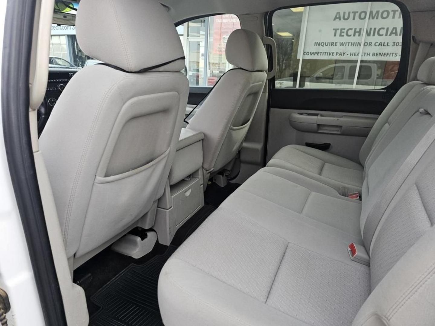 2011 WHITE Chevrolet Silverado LT (3GCPKSE31BG) with an V8, 5.3L engine, Automatic transmission, located at 10890 W. Colfax Ave., Lakewood, CO, 80215, (303) 274-7692, 39.739914, -105.120132 - Discover the robust performance and enduring reliability of the 2011 Chevrolet Silverado 1500 LT, now available with 4WD and a powerful V8, 5.3L engine. This meticulously maintained pickup boasts a CARFAX 1-Owner history, underscoring its dependable and well-cared-for nature, further accentuated by - Photo#18