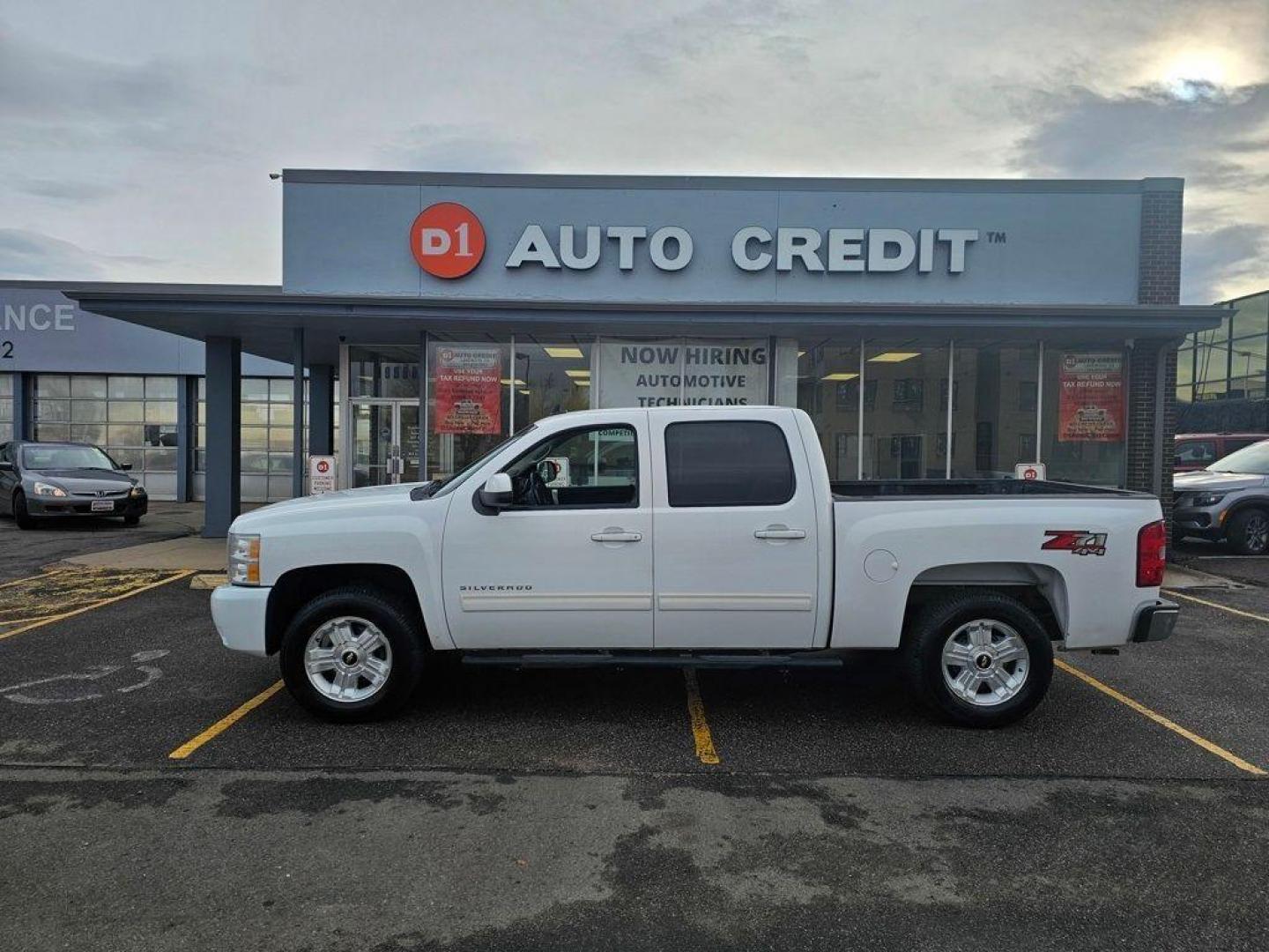 2011 WHITE Chevrolet Silverado LT (3GCPKSE31BG) with an V8, 5.3L engine, Automatic transmission, located at 10890 W. Colfax Ave., Lakewood, CO, 80215, (303) 274-7692, 39.739914, -105.120132 - Discover the robust performance and enduring reliability of the 2011 Chevrolet Silverado 1500 LT, now available with 4WD and a powerful V8, 5.3L engine. This meticulously maintained pickup boasts a CARFAX 1-Owner history, underscoring its dependable and well-cared-for nature, further accentuated by - Photo#0