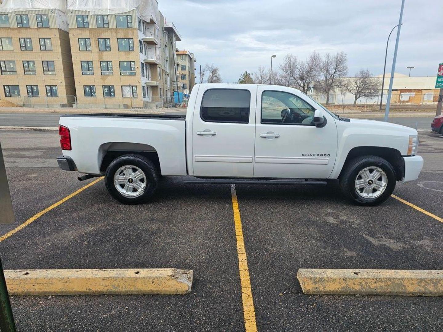 2011 WHITE Chevrolet Silverado LT (3GCPKSE31BG) with an V8, 5.3L engine, Automatic transmission, located at 10890 W. Colfax Ave., Lakewood, CO, 80215, (303) 274-7692, 39.739914, -105.120132 - Discover the robust performance and enduring reliability of the 2011 Chevrolet Silverado 1500 LT, now available with 4WD and a powerful V8, 5.3L engine. This meticulously maintained pickup boasts a CARFAX 1-Owner history, underscoring its dependable and well-cared-for nature, further accentuated by - Photo#4