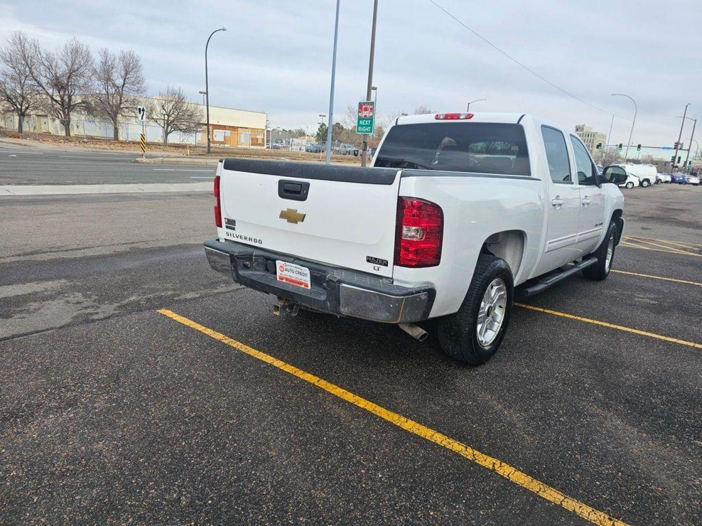 2011 WHITE Chevrolet Silverado LT (3GCPKSE31BG) with an V8, 5.3L engine, Automatic transmission, located at 10890 W. Colfax Ave., Lakewood, CO, 80215, (303) 274-7692, 39.739914, -105.120132 - Discover the robust performance and enduring reliability of the 2011 Chevrolet Silverado 1500 LT, now available with 4WD and a powerful V8, 5.3L engine. This meticulously maintained pickup boasts a CARFAX 1-Owner history, underscoring its dependable and well-cared-for nature, further accentuated by - Photo#5