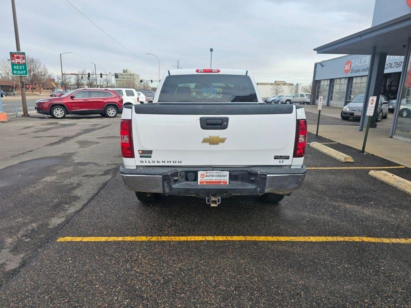 2011 WHITE Chevrolet Silverado LT (3GCPKSE31BG) with an V8, 5.3L engine, Automatic transmission, located at 10890 W. Colfax Ave., Lakewood, CO, 80215, (303) 274-7692, 39.739914, -105.120132 - Discover the robust performance and enduring reliability of the 2011 Chevrolet Silverado 1500 LT, now available with 4WD and a powerful V8, 5.3L engine. This meticulously maintained pickup boasts a CARFAX 1-Owner history, underscoring its dependable and well-cared-for nature, further accentuated by - Photo#6