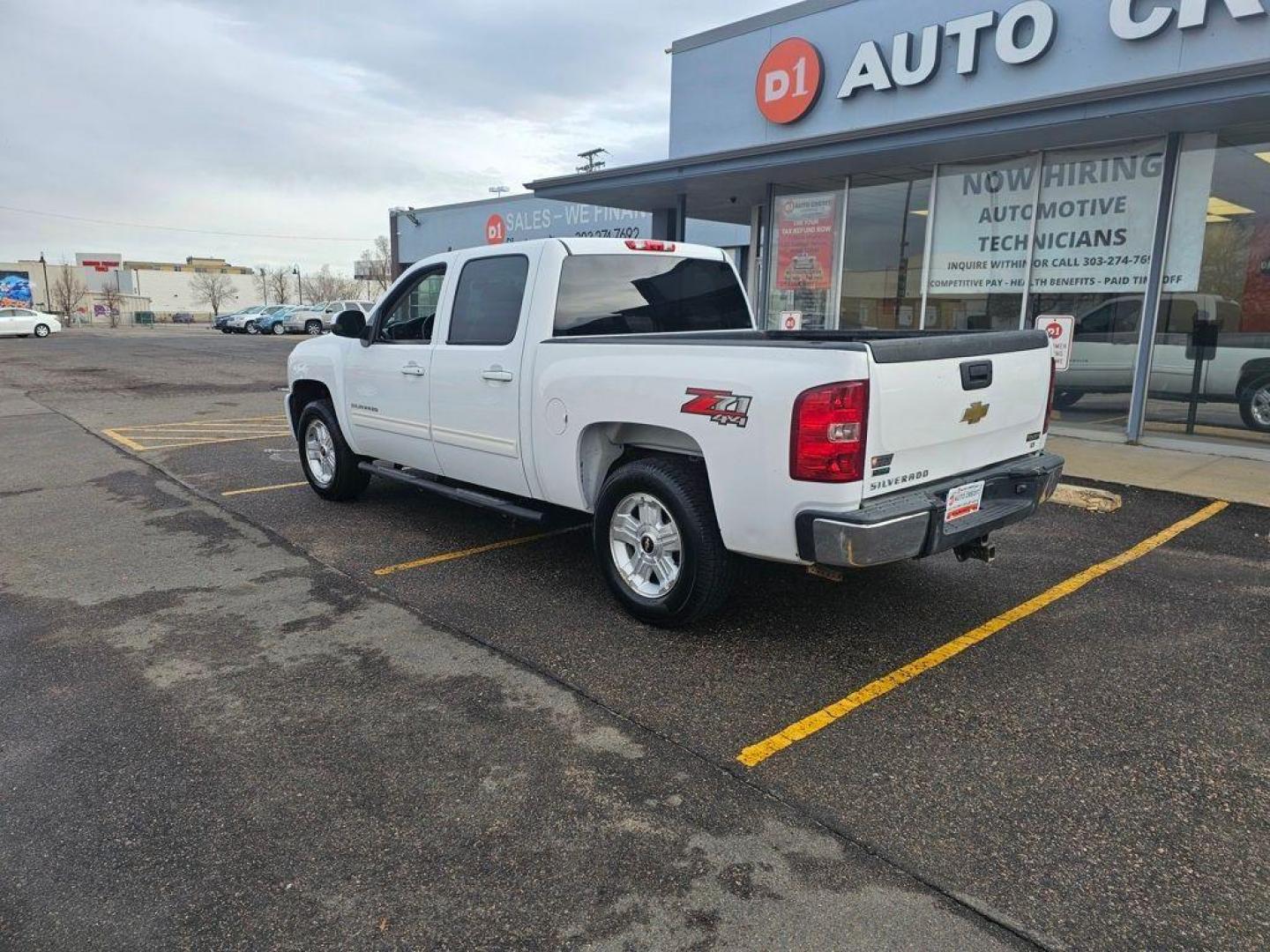 2011 WHITE Chevrolet Silverado LT (3GCPKSE31BG) with an V8, 5.3L engine, Automatic transmission, located at 10890 W. Colfax Ave., Lakewood, CO, 80215, (303) 274-7692, 39.739914, -105.120132 - Discover the robust performance and enduring reliability of the 2011 Chevrolet Silverado 1500 LT, now available with 4WD and a powerful V8, 5.3L engine. This meticulously maintained pickup boasts a CARFAX 1-Owner history, underscoring its dependable and well-cared-for nature, further accentuated by - Photo#7