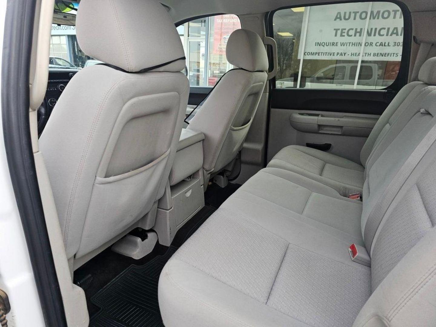 2011 WHITE Chevrolet Silverado LT (3GCPKSE31BG) with an V8, 5.3L engine, Automatic transmission, located at 10890 W. Colfax Ave., Lakewood, CO, 80215, (303) 274-7692, 39.739914, -105.120132 - Discover the robust performance and enduring reliability of the 2011 Chevrolet Silverado 1500 LT, now available with 4WD and a powerful V8, 5.3L engine. This meticulously maintained pickup boasts a CARFAX 1-Owner history, underscoring its dependable and well-cared-for nature, further accentuated by - Photo#8