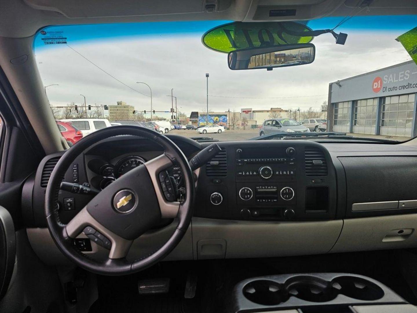 2011 WHITE Chevrolet Silverado LT (3GCPKSE31BG) with an V8, 5.3L engine, Automatic transmission, located at 10890 W. Colfax Ave., Lakewood, CO, 80215, (303) 274-7692, 39.739914, -105.120132 - Discover the robust performance and enduring reliability of the 2011 Chevrolet Silverado 1500 LT, now available with 4WD and a powerful V8, 5.3L engine. This meticulously maintained pickup boasts a CARFAX 1-Owner history, underscoring its dependable and well-cared-for nature, further accentuated by - Photo#9