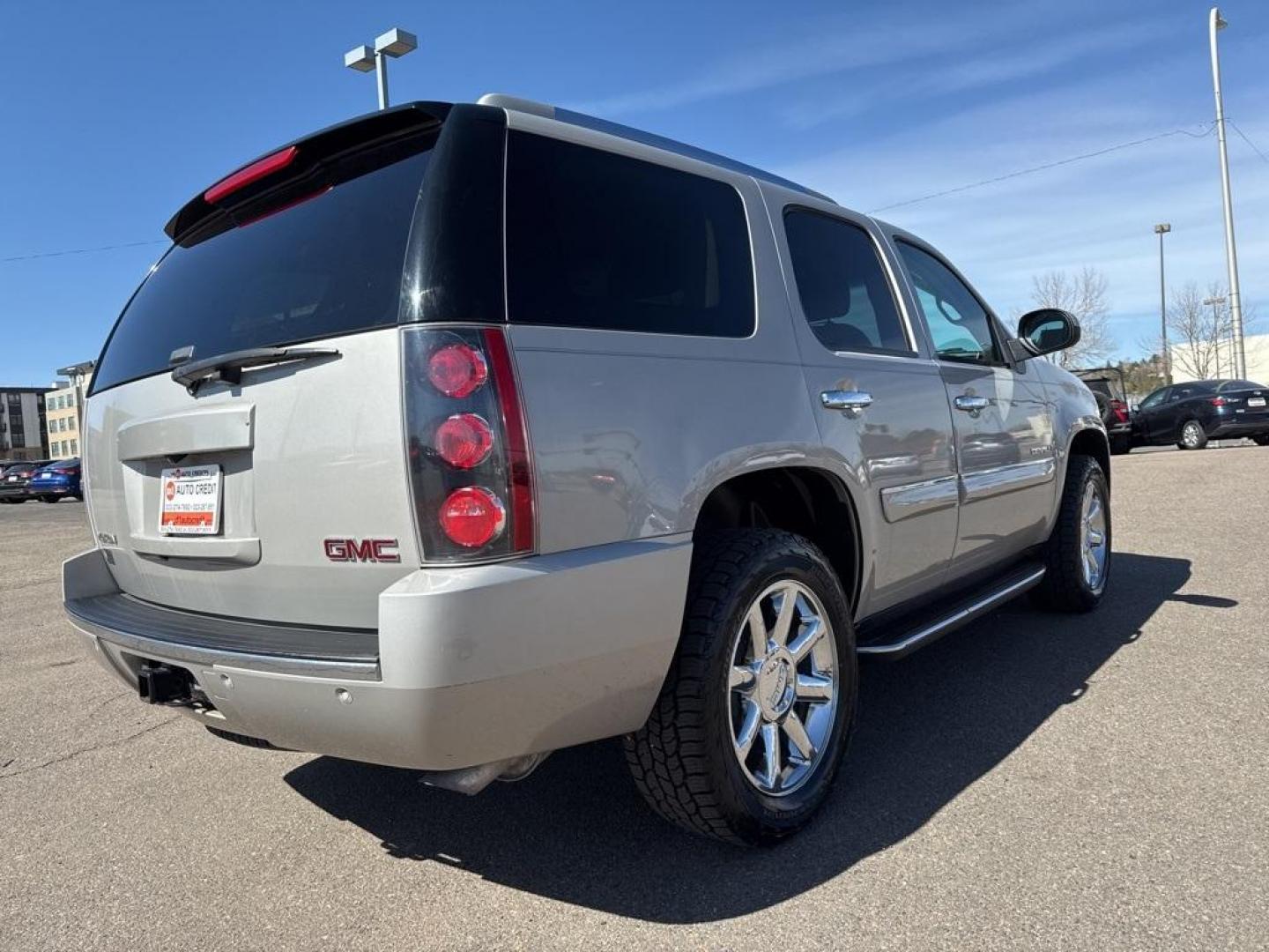 2007 Silver Birch Metallic /Ebony GMC Yukon Denali (1GKFK63887J) with an Vortec 6.2L V8 SFI VVT engine, Automatic transmission, located at 10890 W. Colfax Ave., Lakewood, CO, 80215, (303) 274-7692, 39.739914, -105.120132 - 2007 GMC Yukon AWD AWD.<br><br>D1 Auto NEVER charges dealer fees! All cars have clean titles and have been inspected for mechanical issues. We have financing for everyone. Good credit, bad credit, first time buyers.<br>Clean CARFAX.<br>Please call Lakewood Location 303-274-7692 or Thornton 303-287-5 - Photo#4