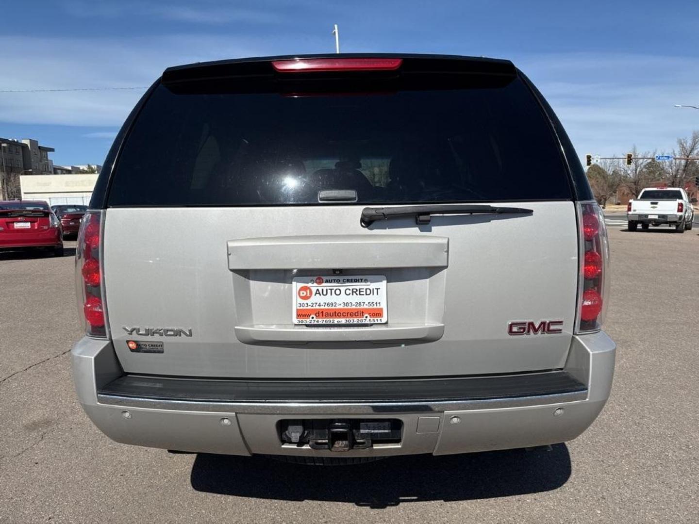 2007 Silver Birch Metallic /Ebony GMC Yukon Denali (1GKFK63887J) with an Vortec 6.2L V8 SFI VVT engine, Automatic transmission, located at 10890 W. Colfax Ave., Lakewood, CO, 80215, (303) 274-7692, 39.739914, -105.120132 - 2007 GMC Yukon AWD AWD.<br><br>D1 Auto NEVER charges dealer fees! All cars have clean titles and have been inspected for mechanical issues. We have financing for everyone. Good credit, bad credit, first time buyers.<br>Clean CARFAX.<br>Please call Lakewood Location 303-274-7692 or Thornton 303-287-5 - Photo#5
