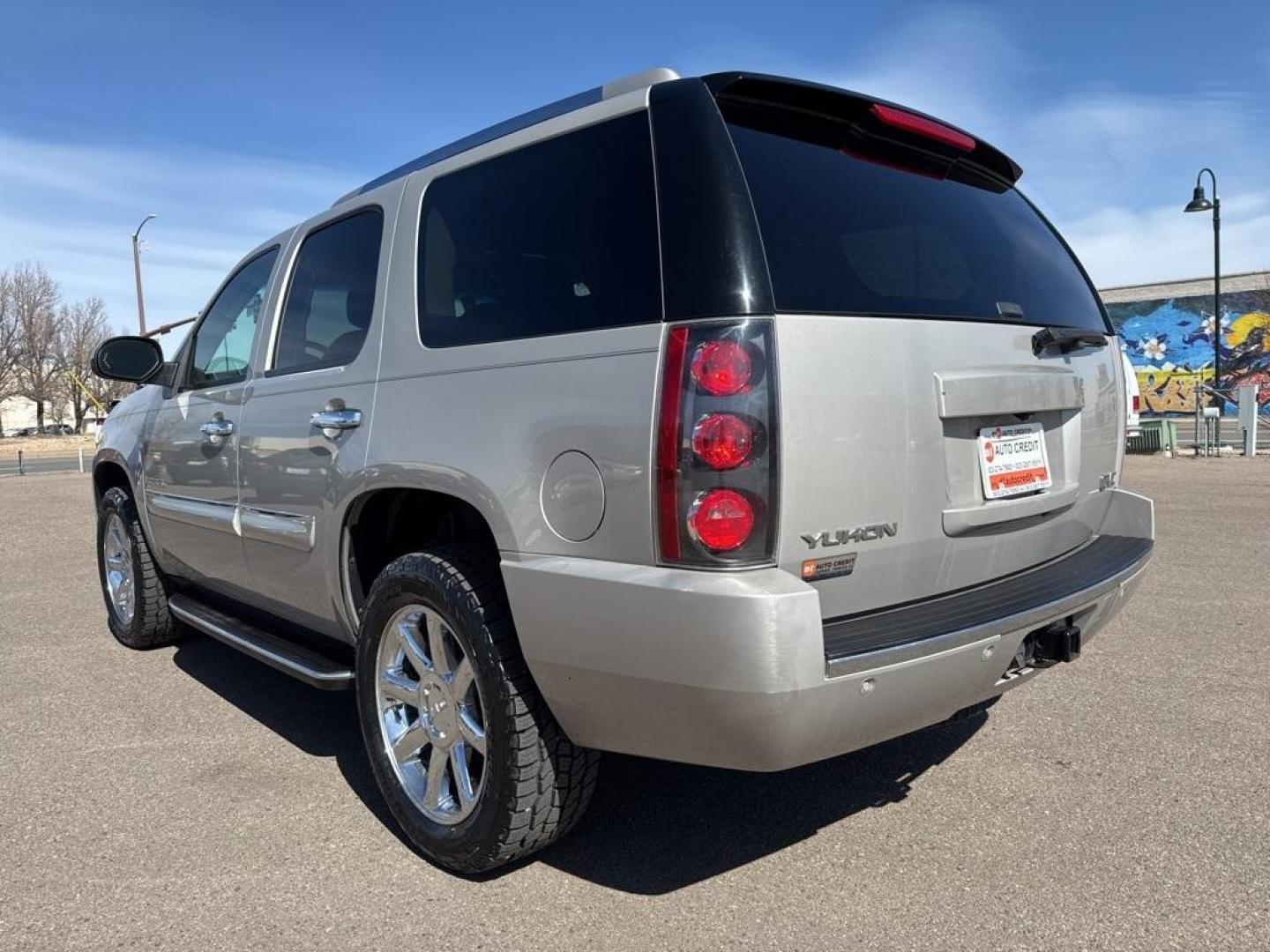 2007 Silver Birch Metallic /Ebony GMC Yukon Denali (1GKFK63887J) with an Vortec 6.2L V8 SFI VVT engine, Automatic transmission, located at 10890 W. Colfax Ave., Lakewood, CO, 80215, (303) 274-7692, 39.739914, -105.120132 - 2007 GMC Yukon AWD AWD.<br><br>D1 Auto NEVER charges dealer fees! All cars have clean titles and have been inspected for mechanical issues. We have financing for everyone. Good credit, bad credit, first time buyers.<br>Clean CARFAX.<br>Please call Lakewood Location 303-274-7692 or Thornton 303-287-5 - Photo#6