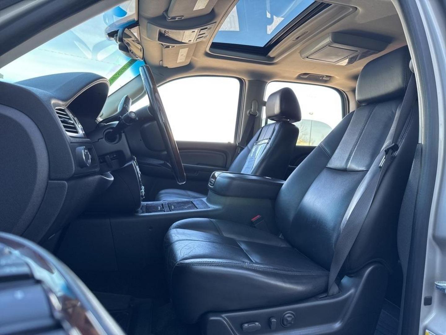 2007 Silver Birch Metallic /Ebony GMC Yukon Denali (1GKFK63887J) with an Vortec 6.2L V8 SFI VVT engine, Automatic transmission, located at 10890 W. Colfax Ave., Lakewood, CO, 80215, (303) 274-7692, 39.739914, -105.120132 - 2007 GMC Yukon AWD AWD.<br><br>D1 Auto NEVER charges dealer fees! All cars have clean titles and have been inspected for mechanical issues. We have financing for everyone. Good credit, bad credit, first time buyers.<br>Clean CARFAX.<br>Please call Lakewood Location 303-274-7692 or Thornton 303-287-5 - Photo#10
